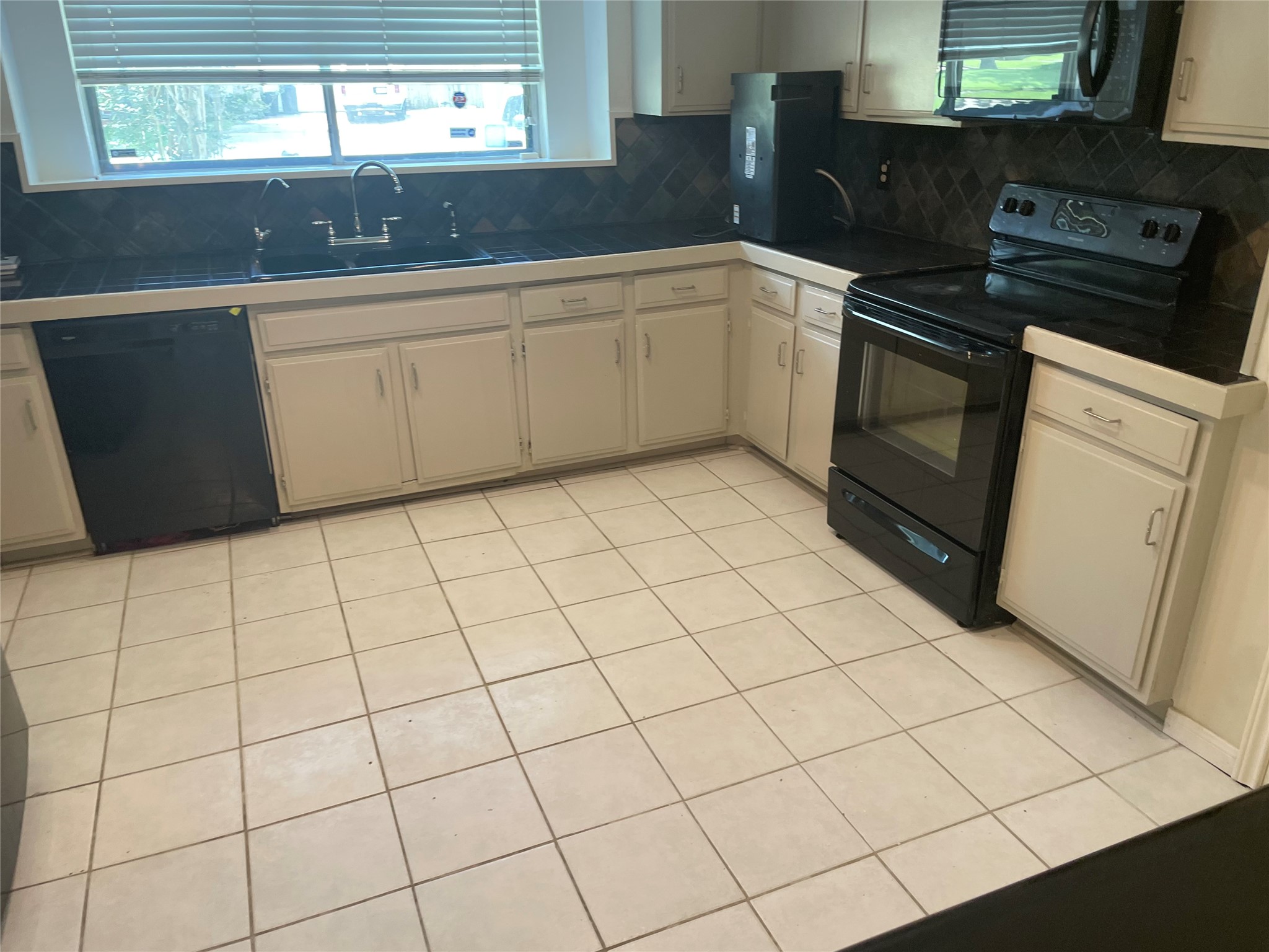 6943 Foxhurst Lane Property Photo 6