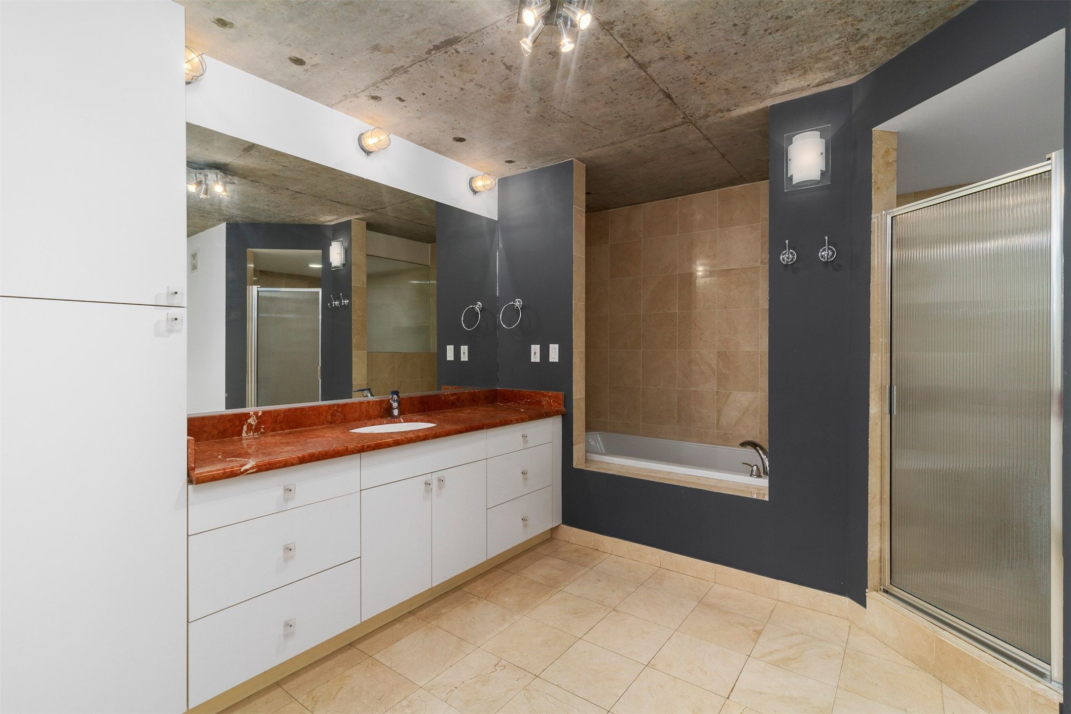 1025 S Shepherd Drive Property Photo 16