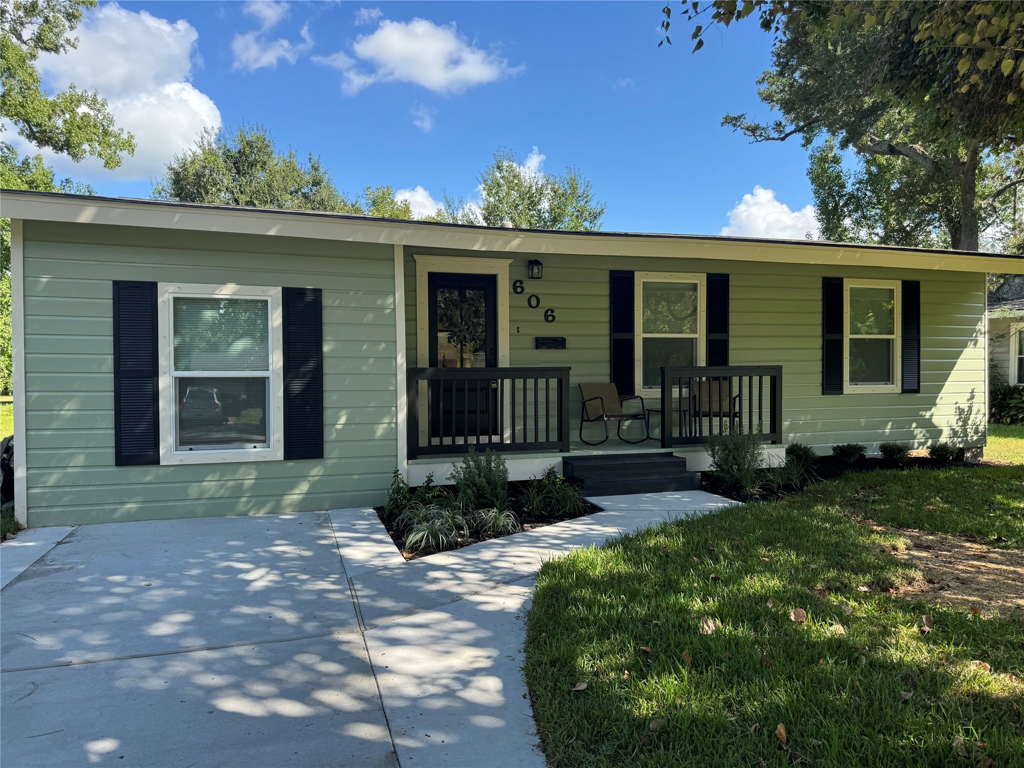 606 Winding Way Street Property Photo 1