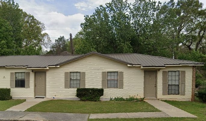 135 Armory St Property Photo 4
