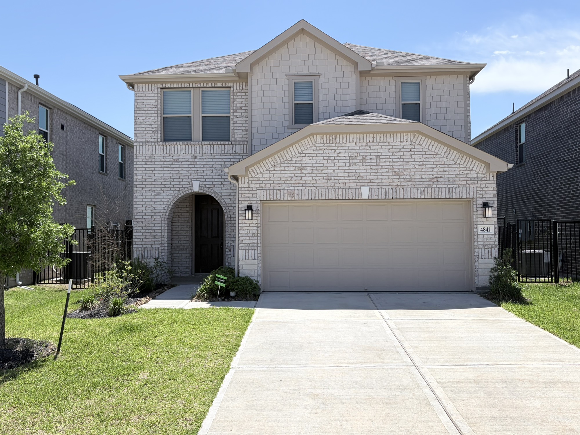 4841 Sun Falls Drive Property Photo 2