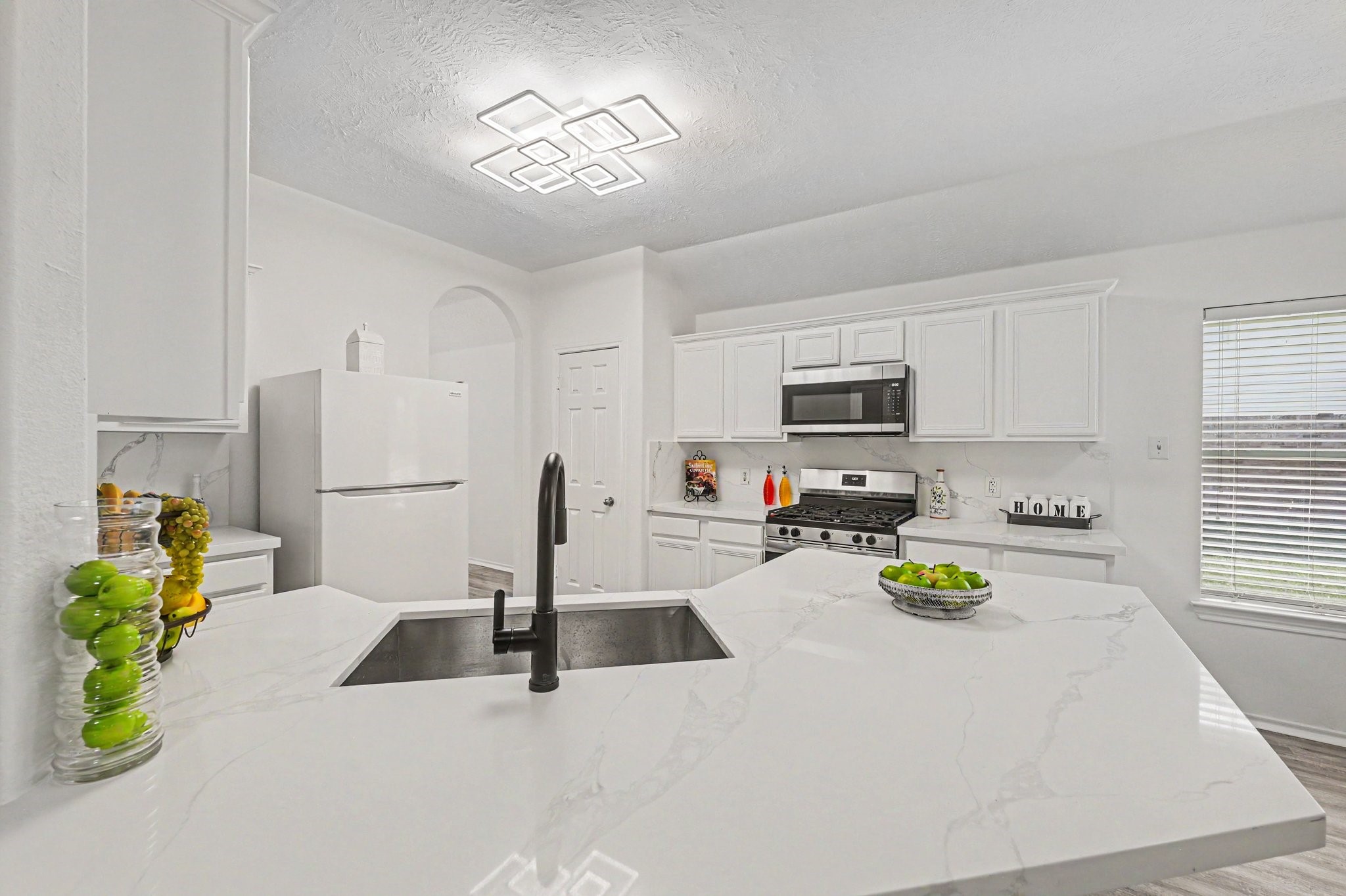 18314 Manorcliff Lane Property Photo 8