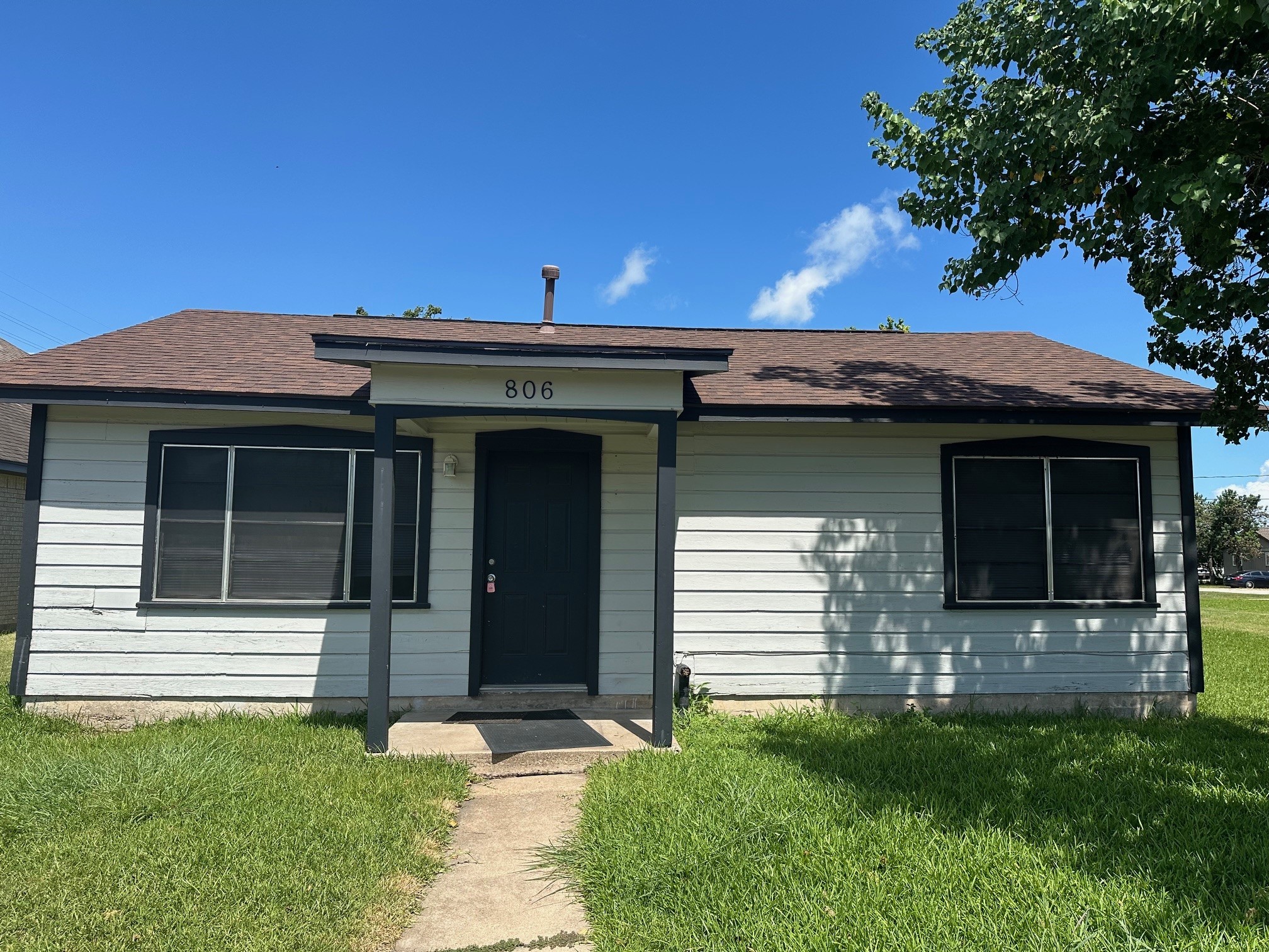806 N Avenue B Property Photo 1