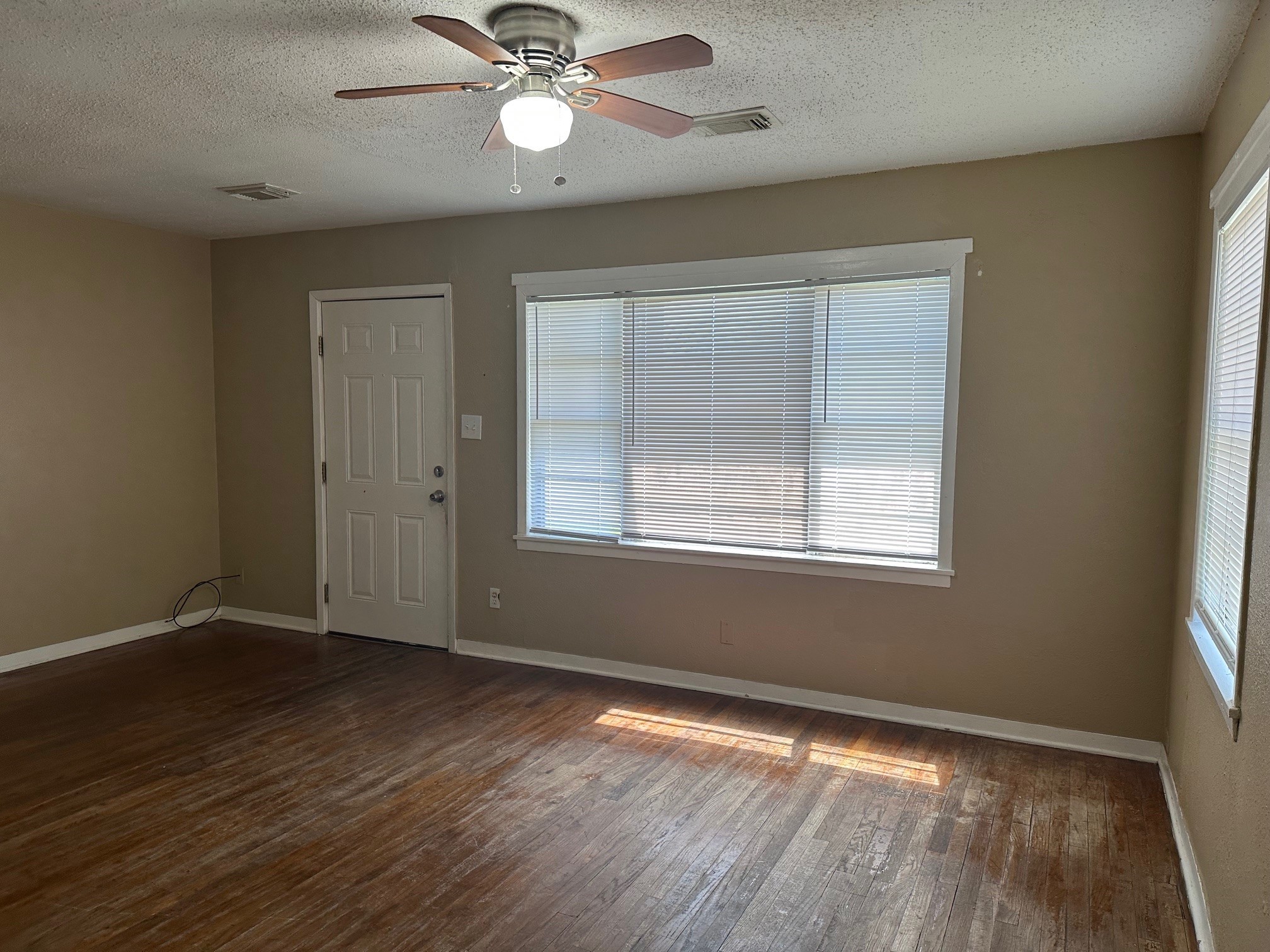 806 N Avenue B Property Photo 2