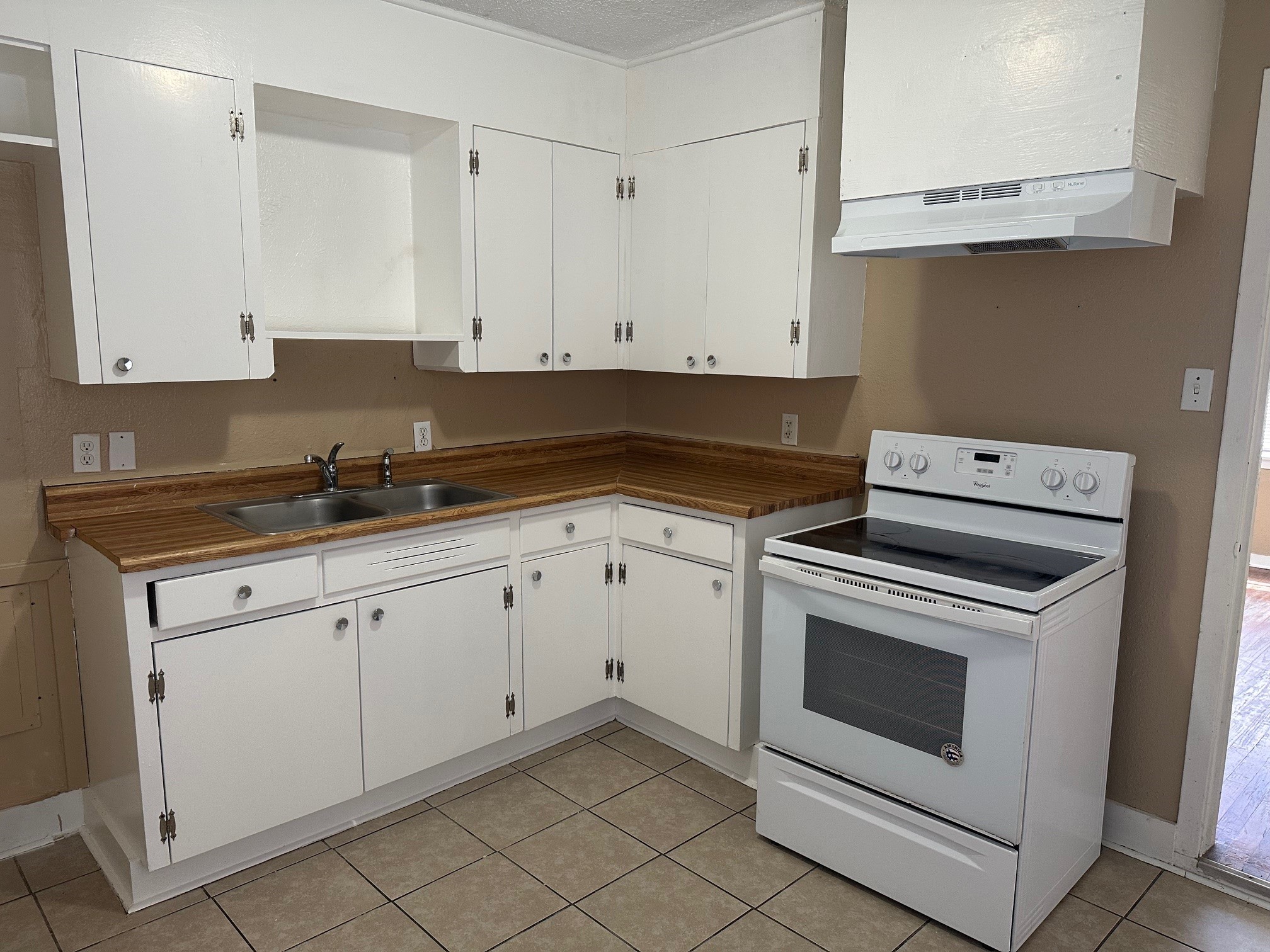 806 N Avenue B Property Photo 3