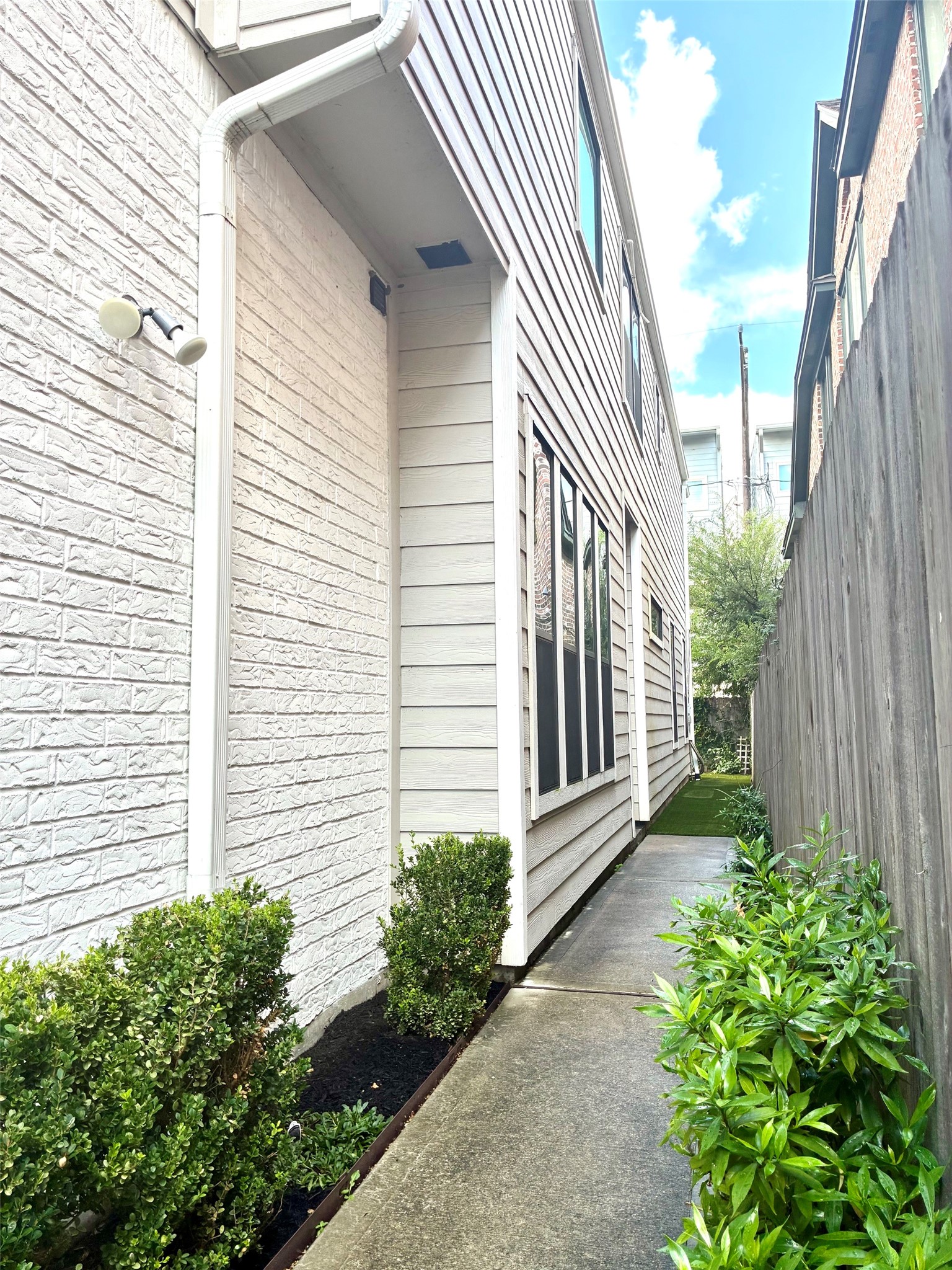 5018 Dickson Street Property Photo 2