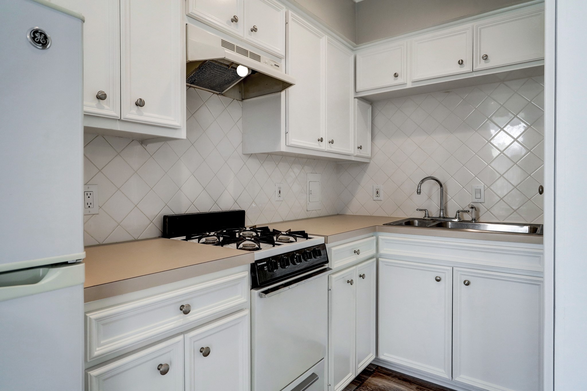 1901 Whitney Street 4 Property Photo 6