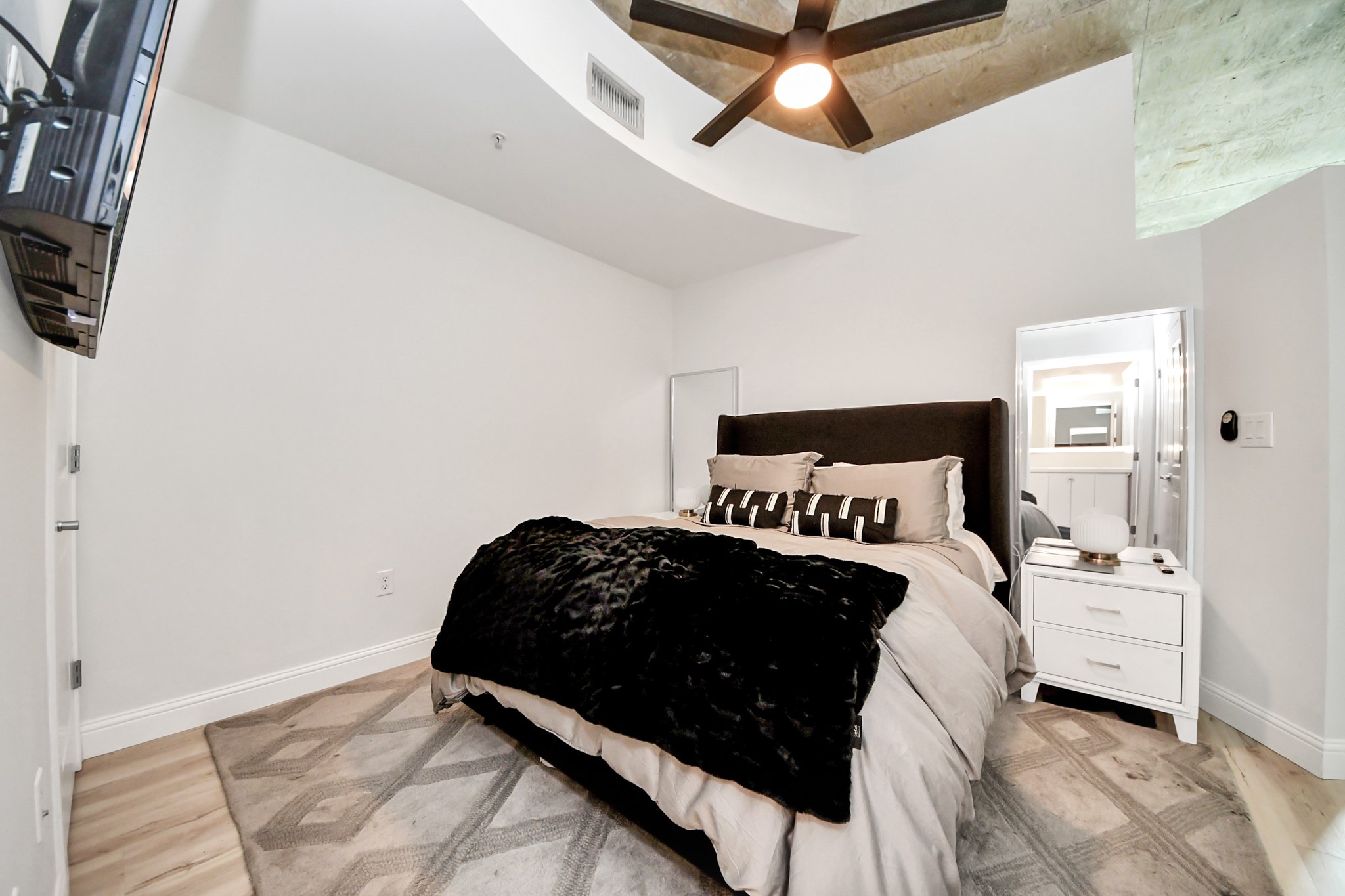 5925 Almeda Road 11616 Property Photo 18