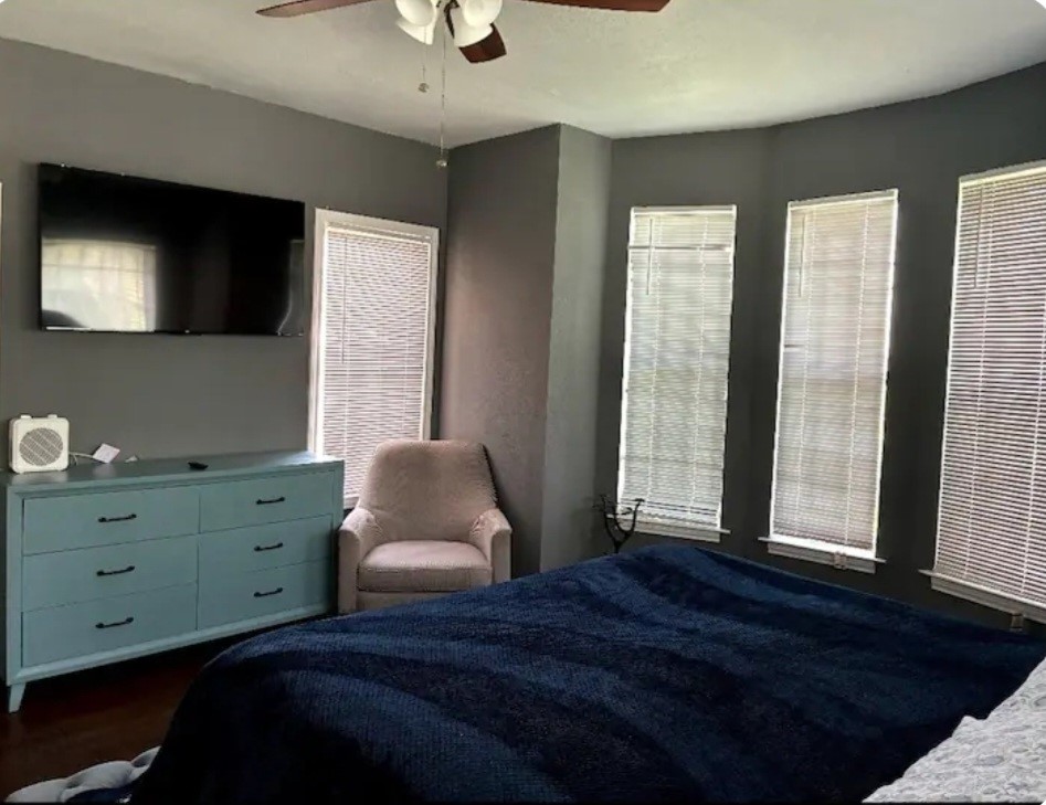 2322 Oakdale Street Property Photo 8