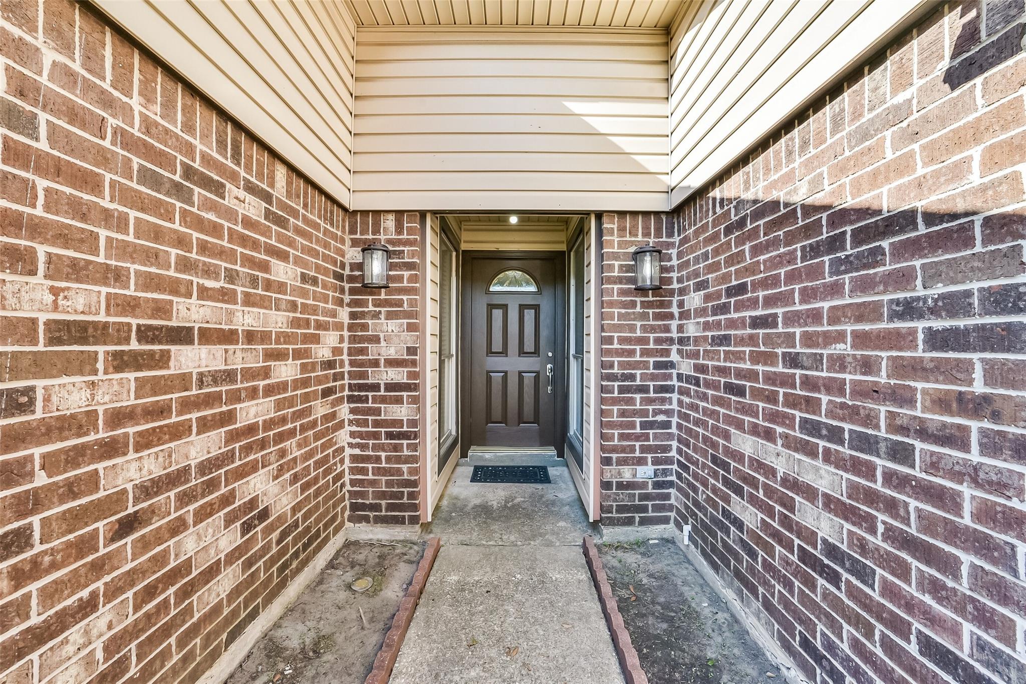 6906 Windy Pines Drive Property Photo 3