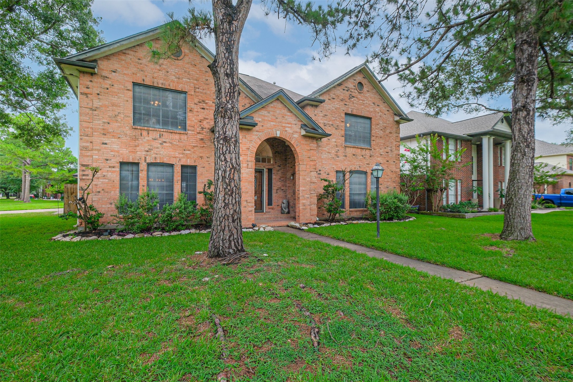 10218 Hedge Way Drive Property Photo 3