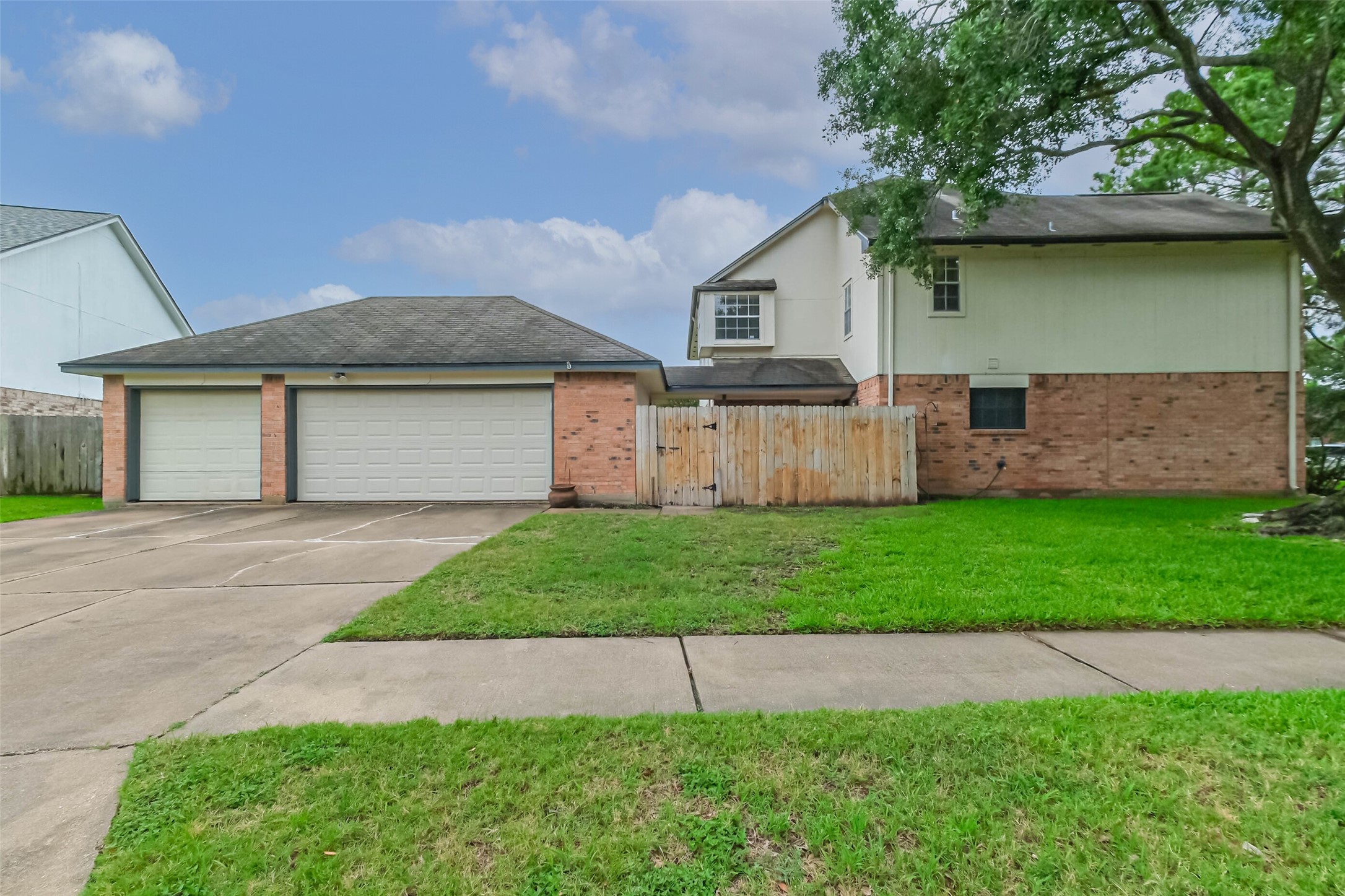 10218 Hedge Way Drive Property Photo 4
