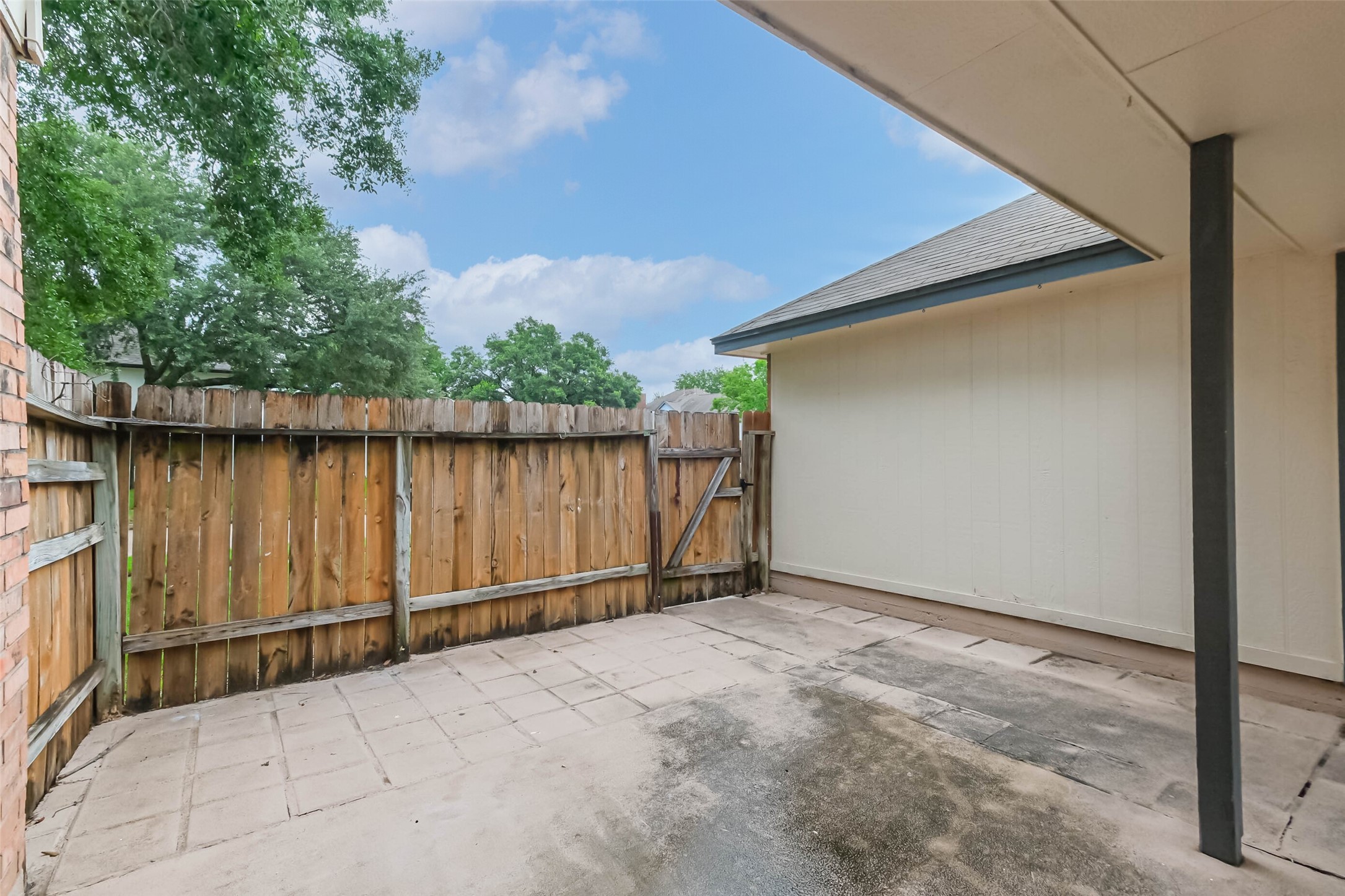 10218 Hedge Way Drive Property Photo 5
