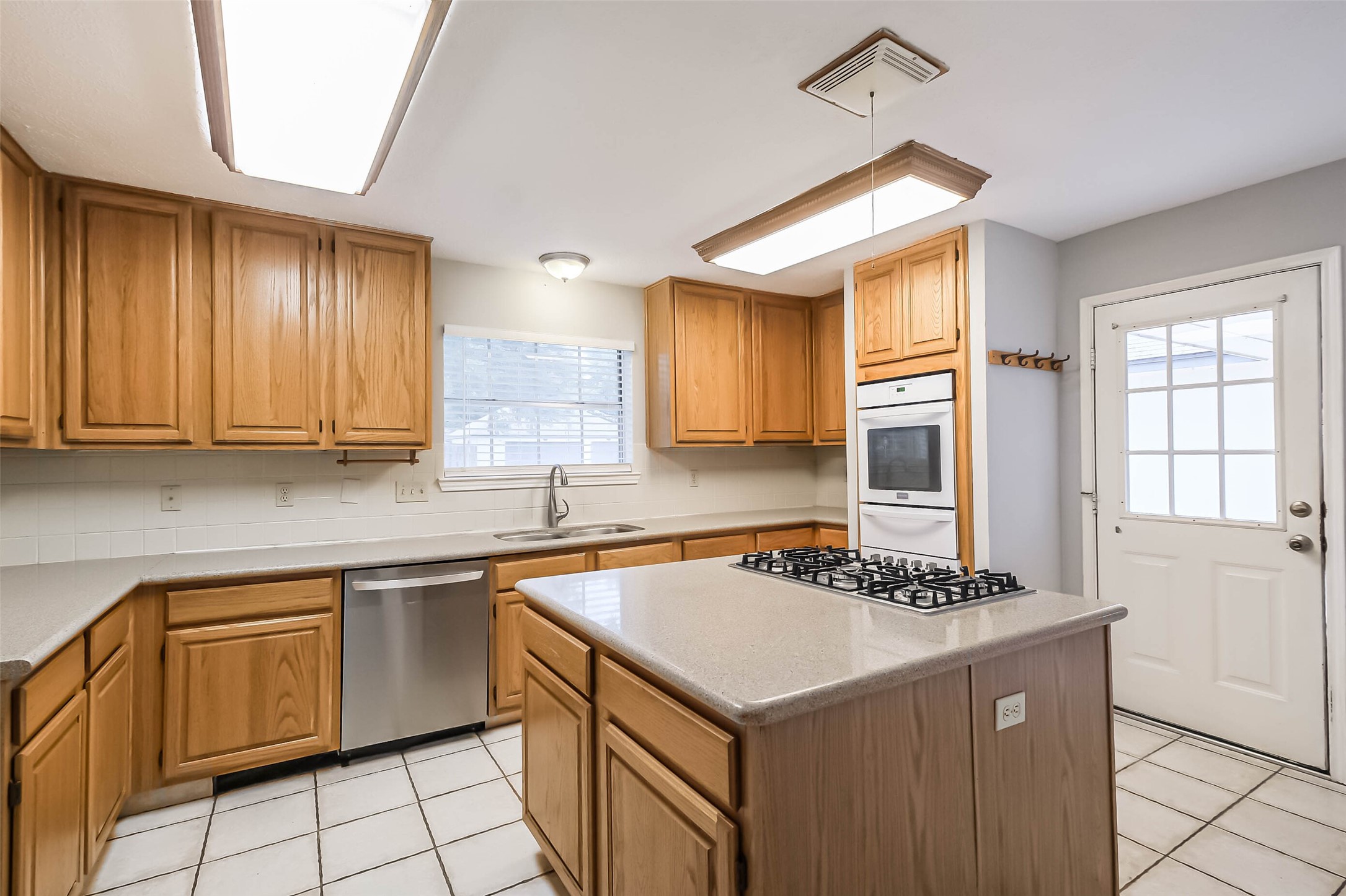 10218 Hedge Way Drive Property Photo 14
