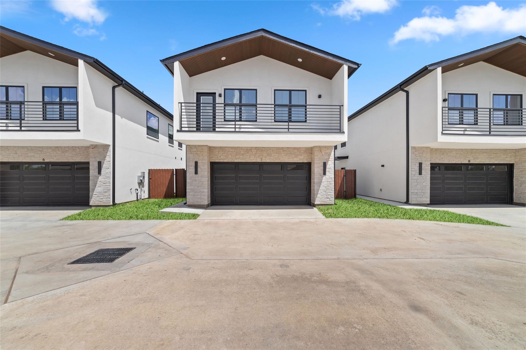 1811 N Spring Dr # 7, Houston TX 77373 Property Photo 1