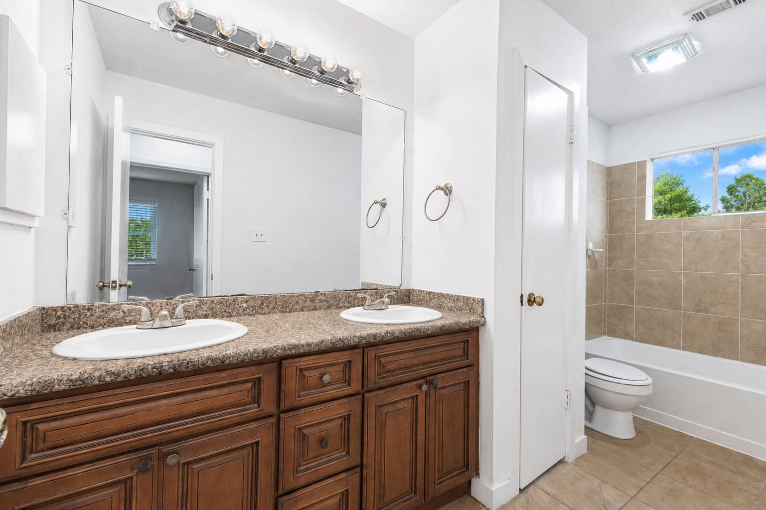 7251 Sonnet Glen Lane Property Photo 13