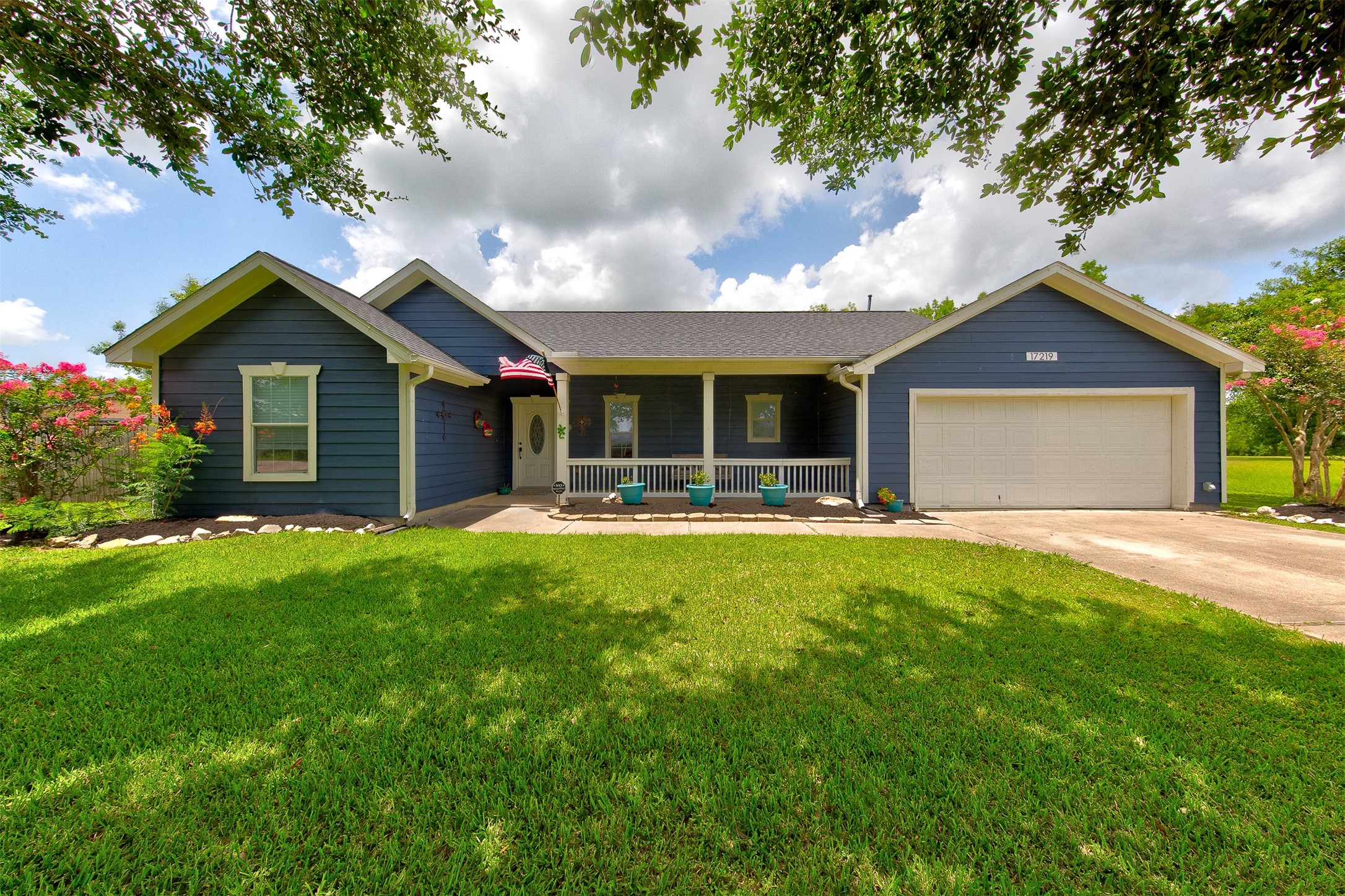 17219 Lake Ridge Circle Property Photo 1