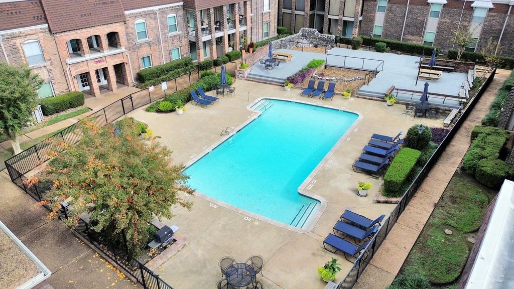 7575 Katy Freeway 30 Property Photo 1