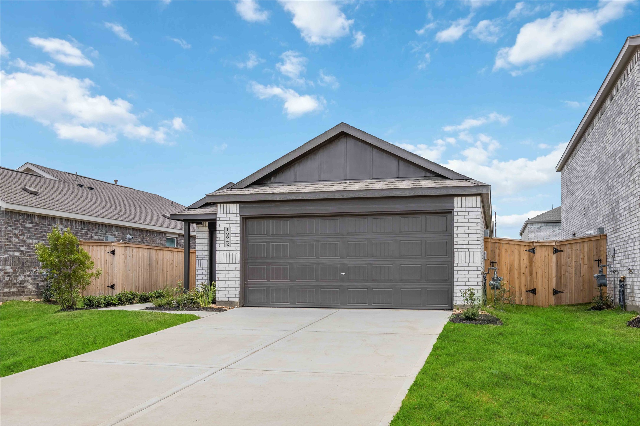16842 Spotted Oak Drive Property Photo 2