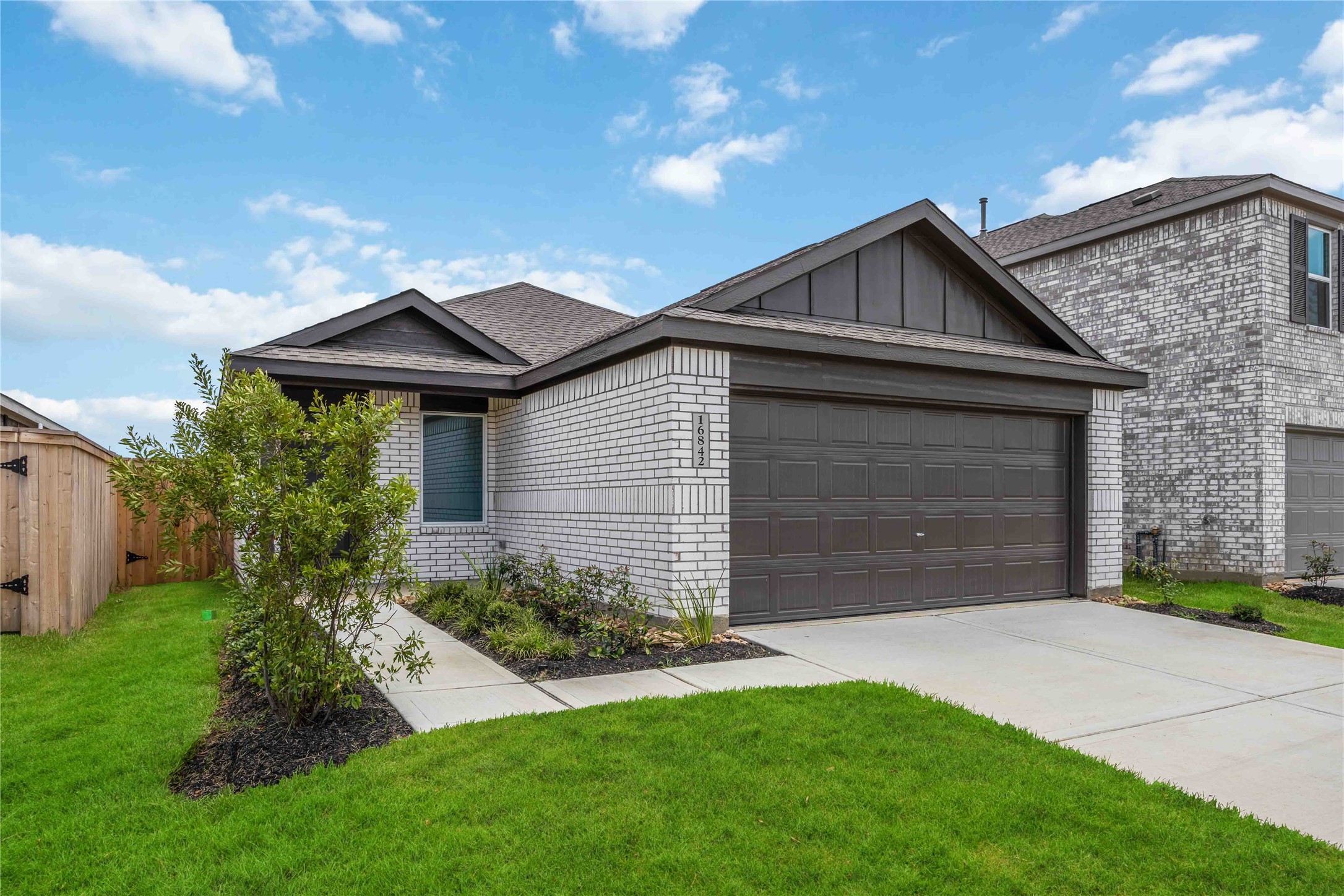 16842 Spotted Oak Drive Property Photo 3