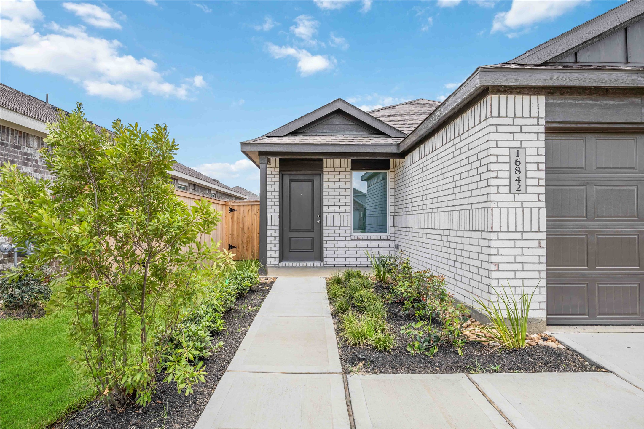 16842 Spotted Oak Drive Property Photo 4