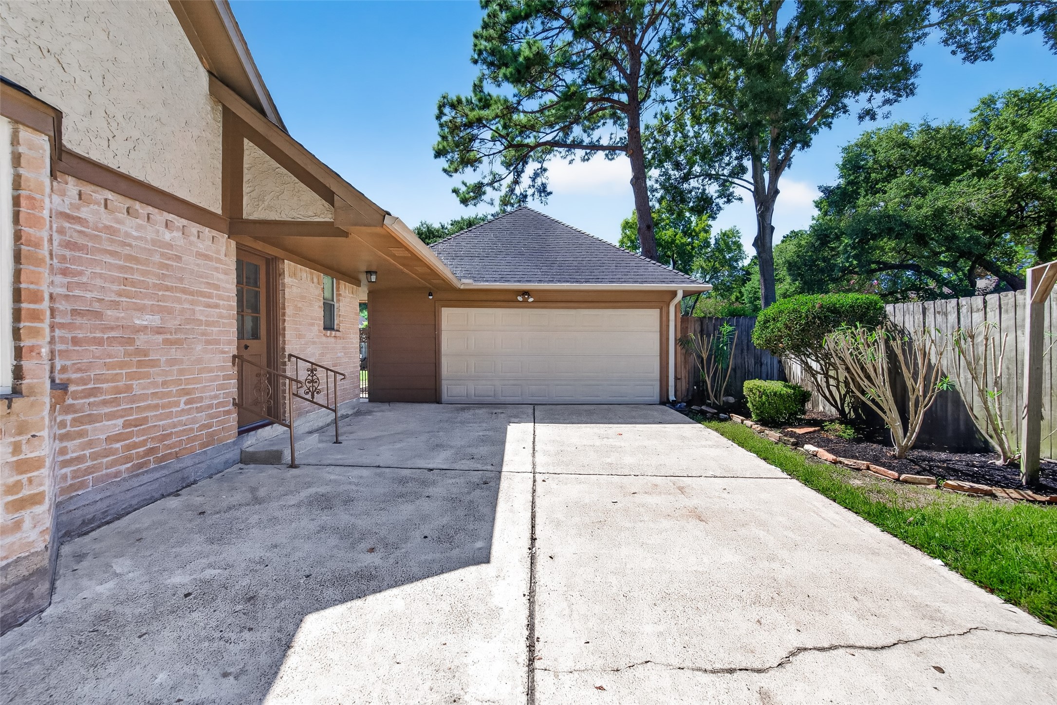 20011 Pinehurst Bend Drive Property Photo 44