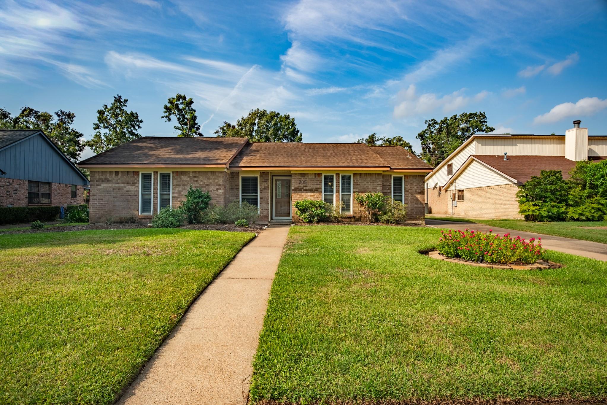 205 Banyan Street, Lake Jackson Tx 77566 Property Photo 1