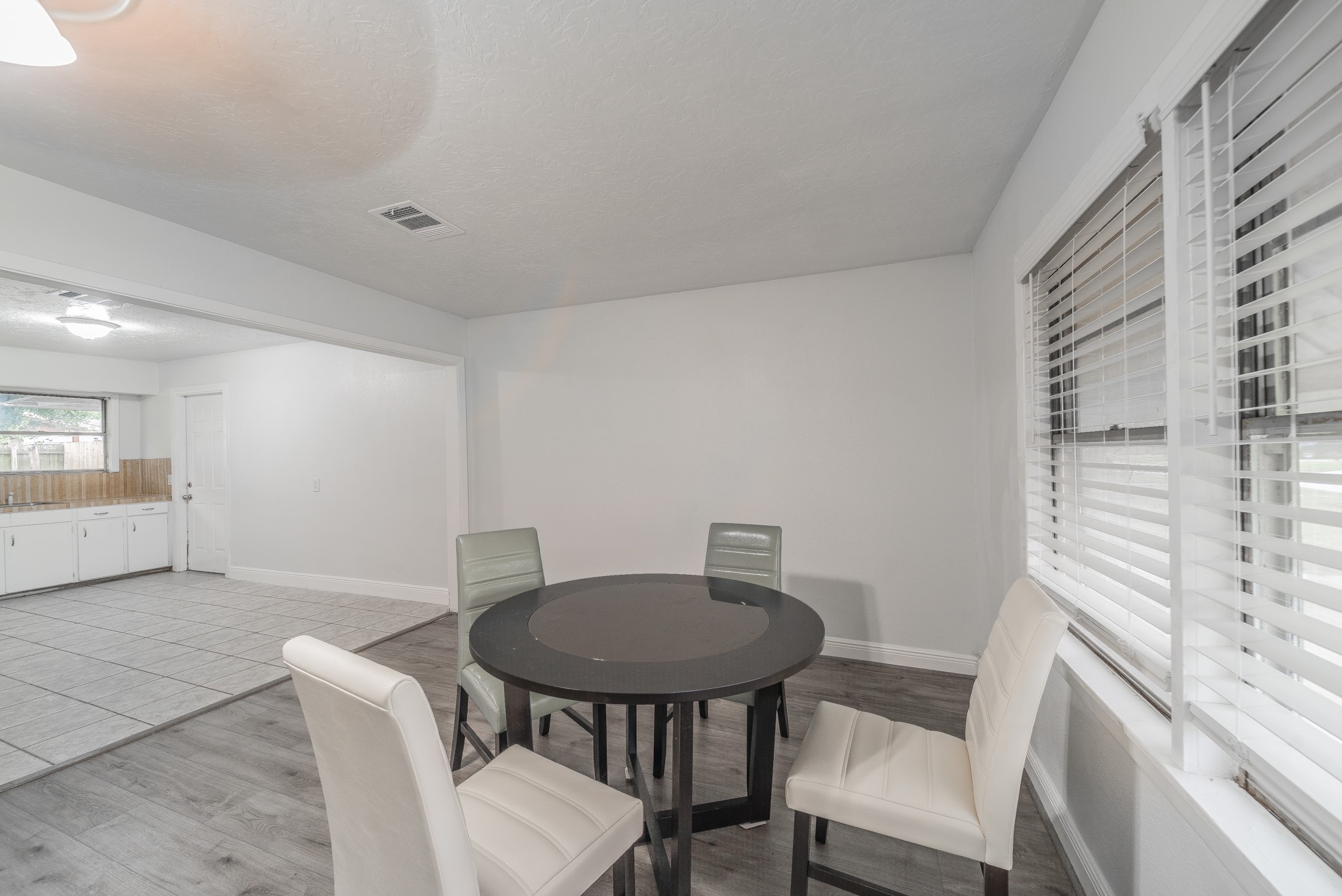 415 Gober Street Property Photo 4