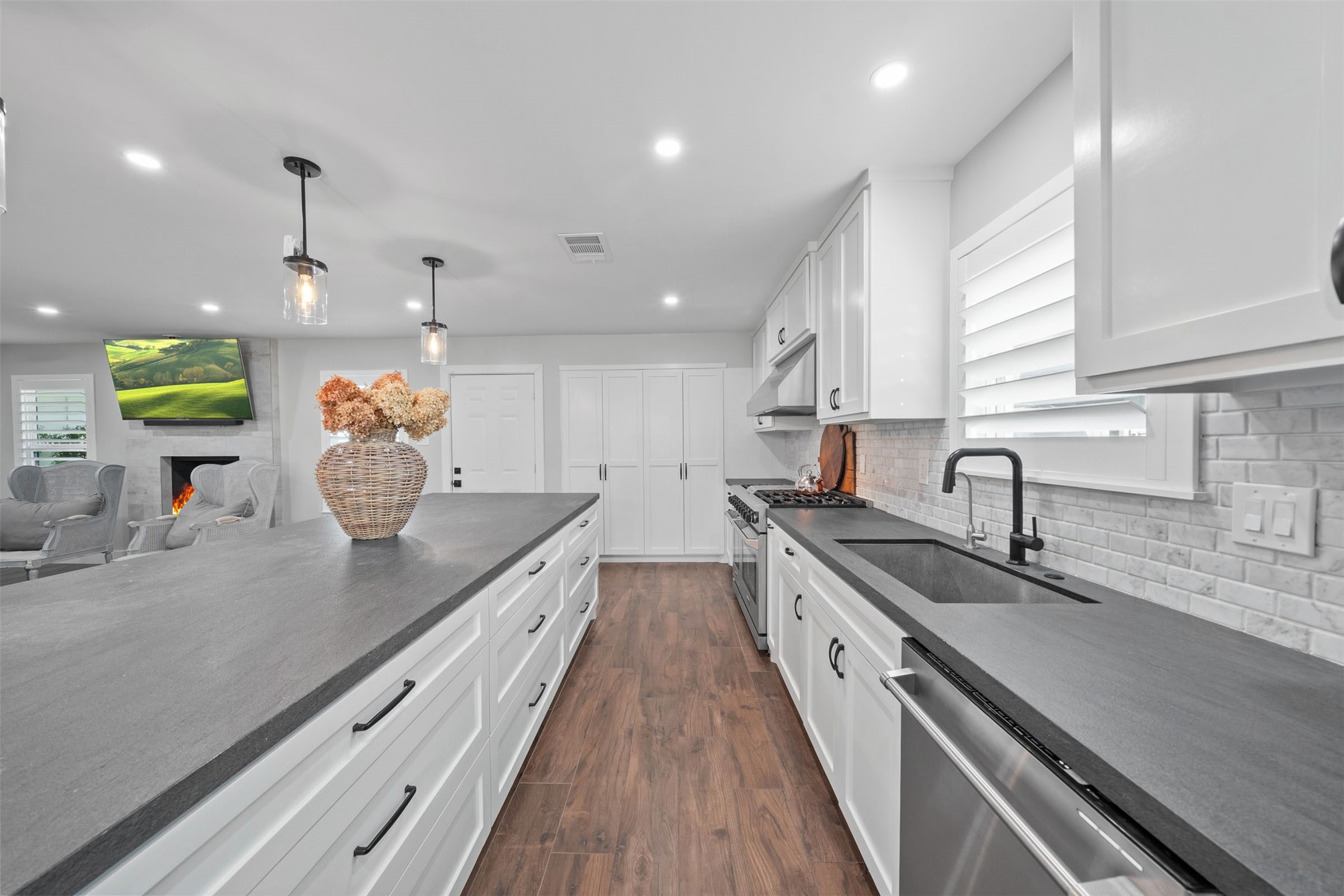 2318 Elmgate Drive Property Photo 18