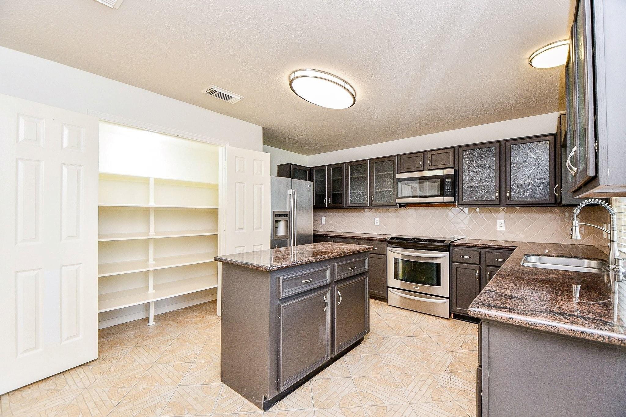 4503 Twin Elm Drive, Fresno Tx 77545 Property Photo 4