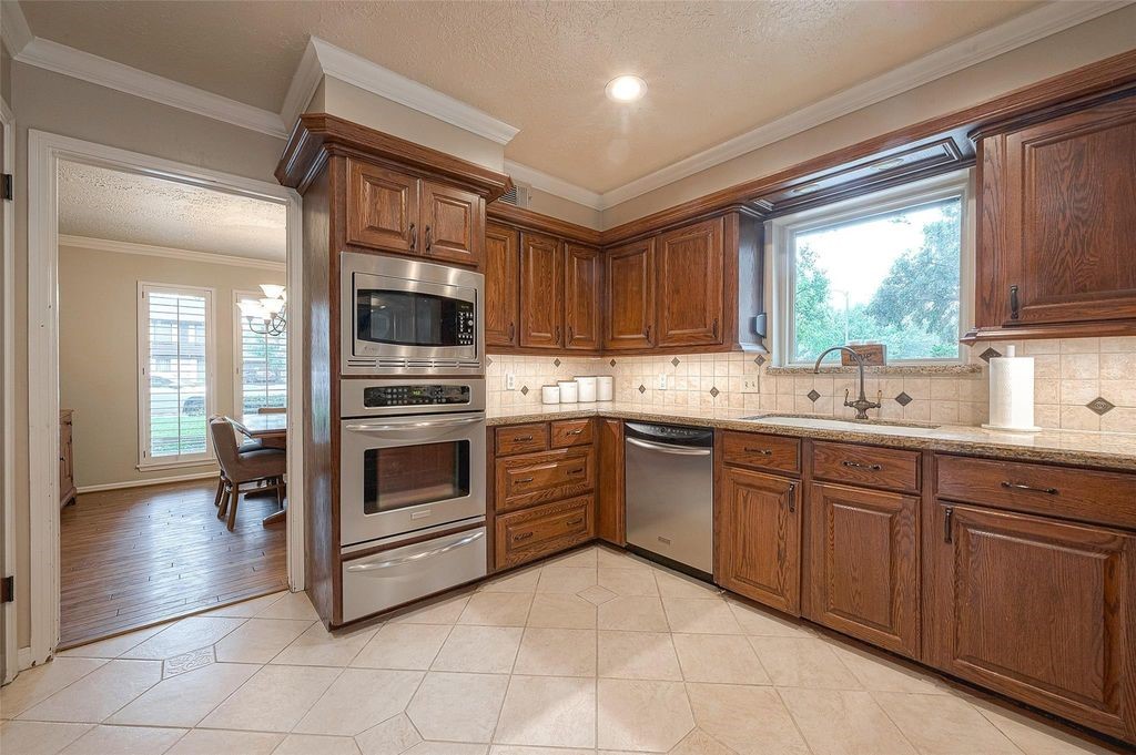8114 Fernbrook Lane Property Photo 4