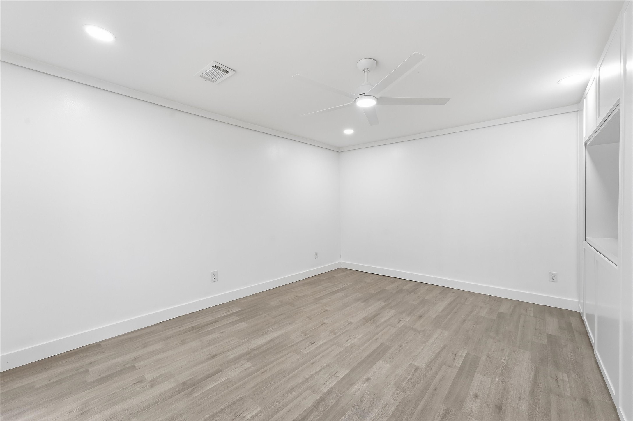 11907 Renwick Drive Property Photo 4