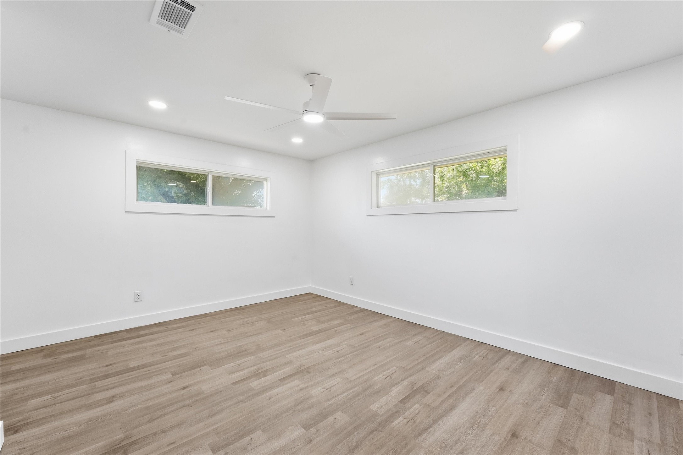 11907 Renwick Drive Property Photo 6