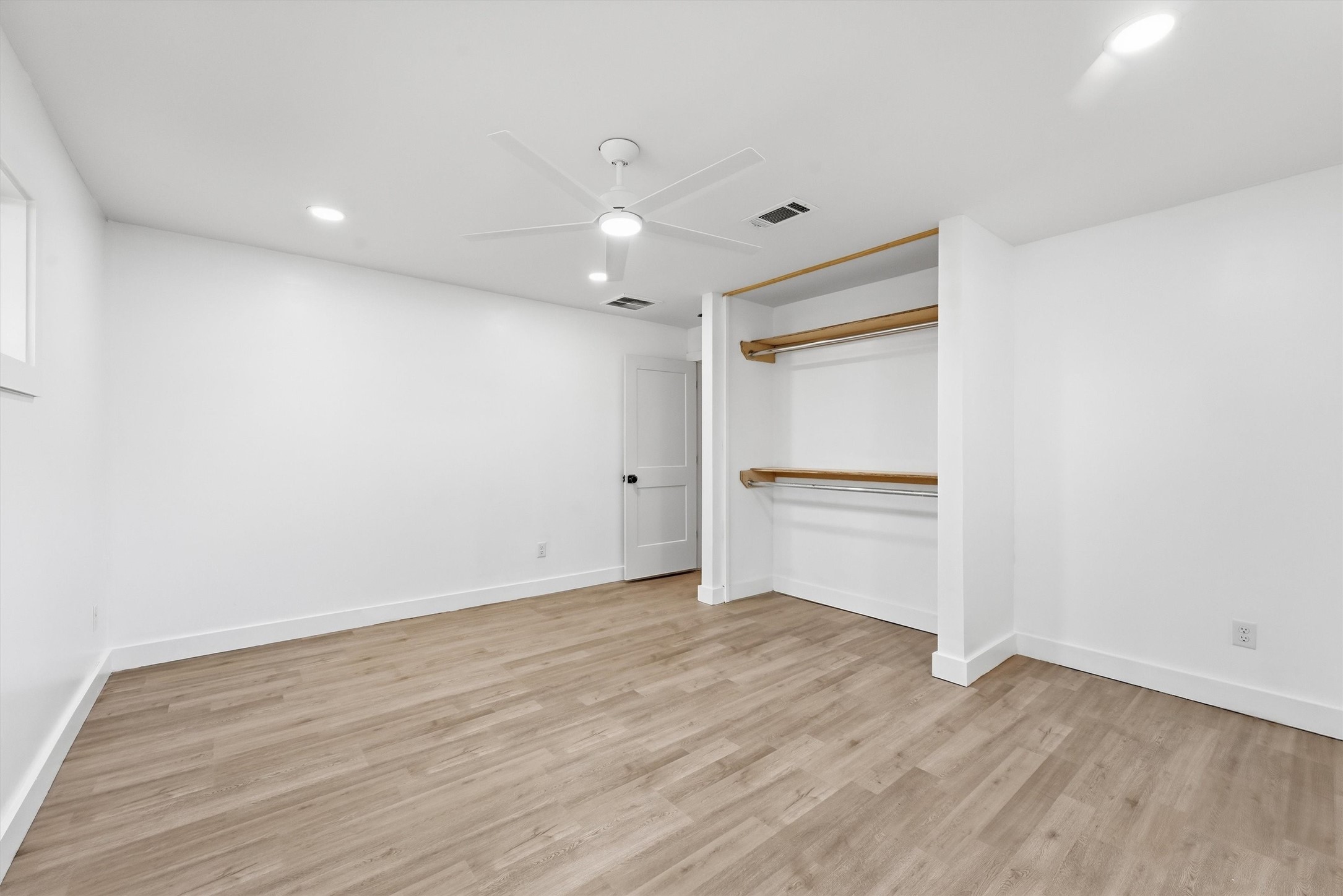 11907 Renwick Drive Property Photo 7