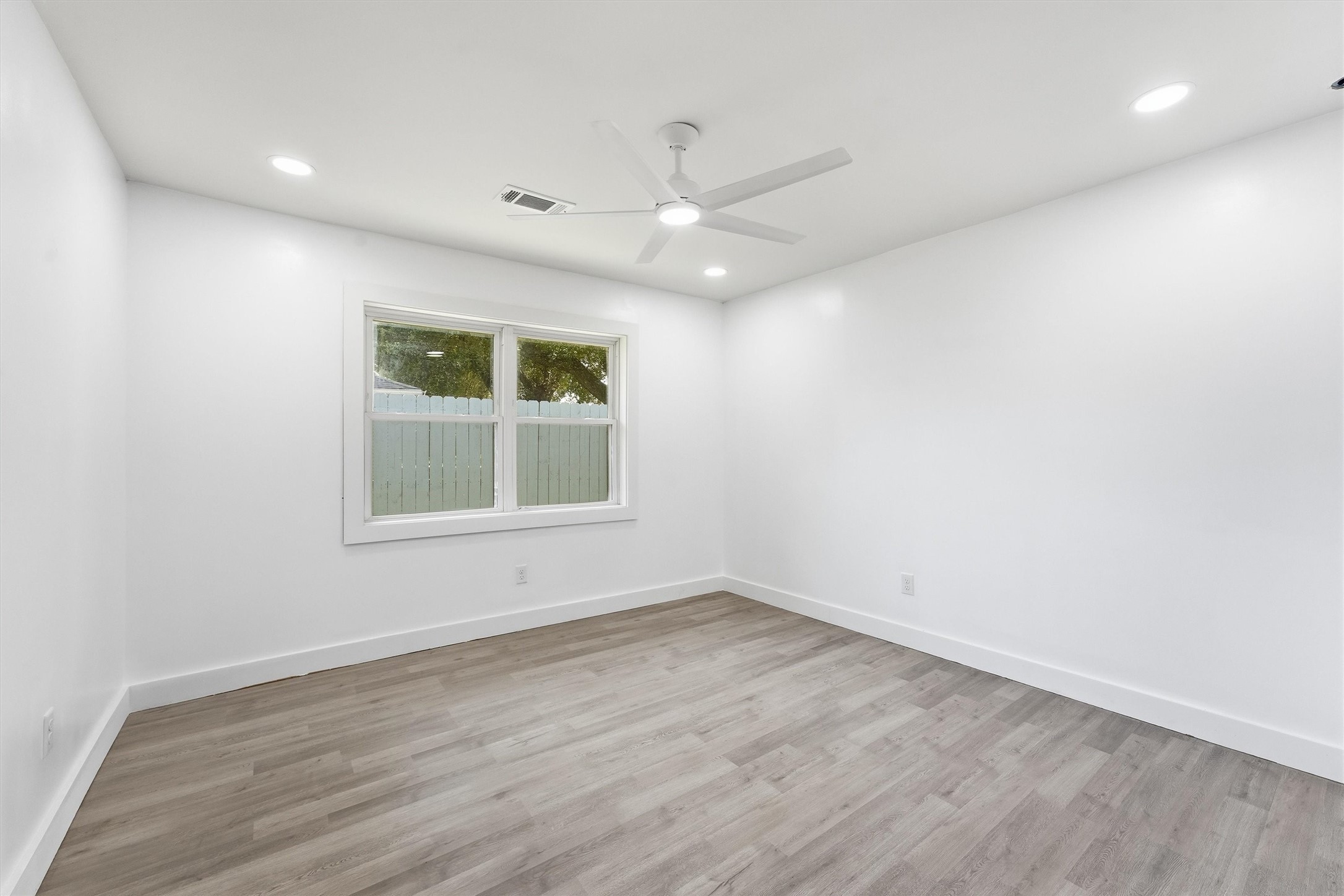 11907 Renwick Drive Property Photo 8