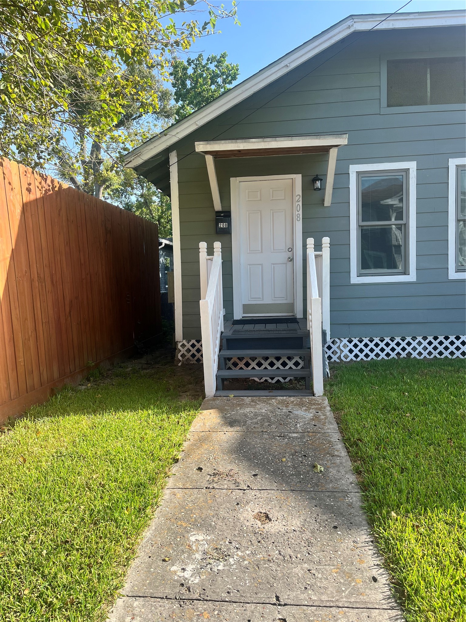 208 E Sterling Street Property Photo 2