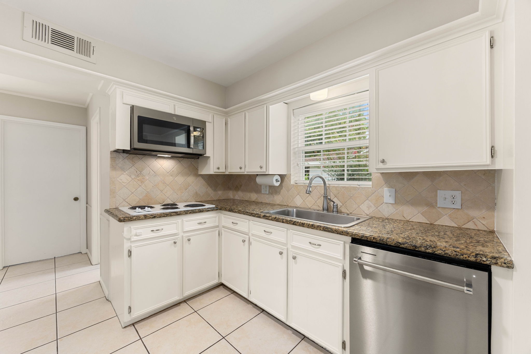 12514 Hazelwood Lane Property Photo 8