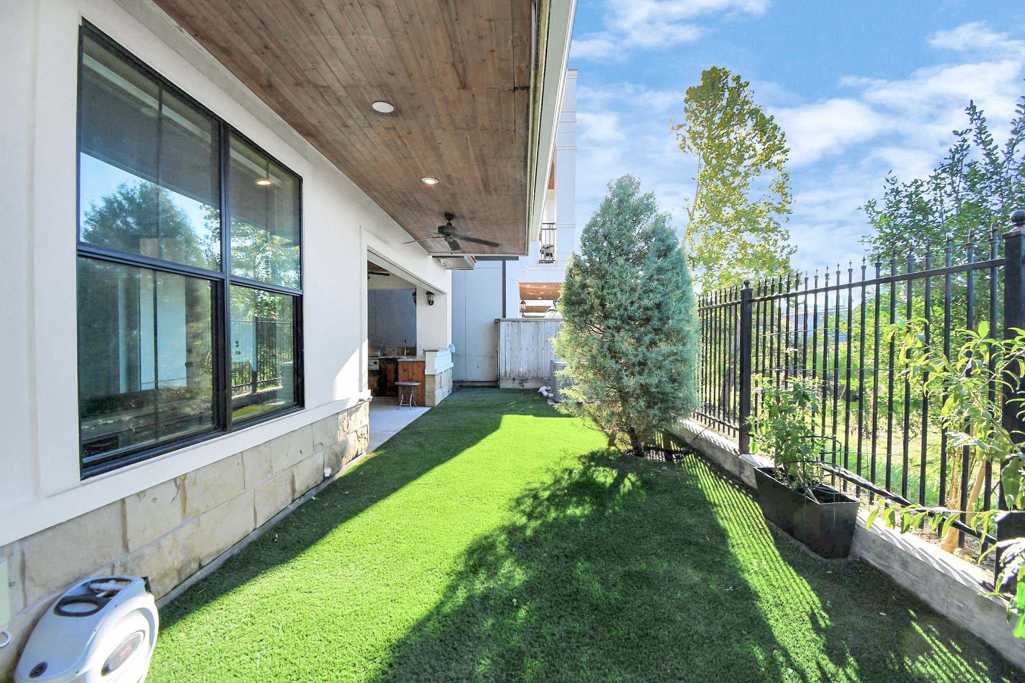 631 N Live Oak Street Property Photo 9