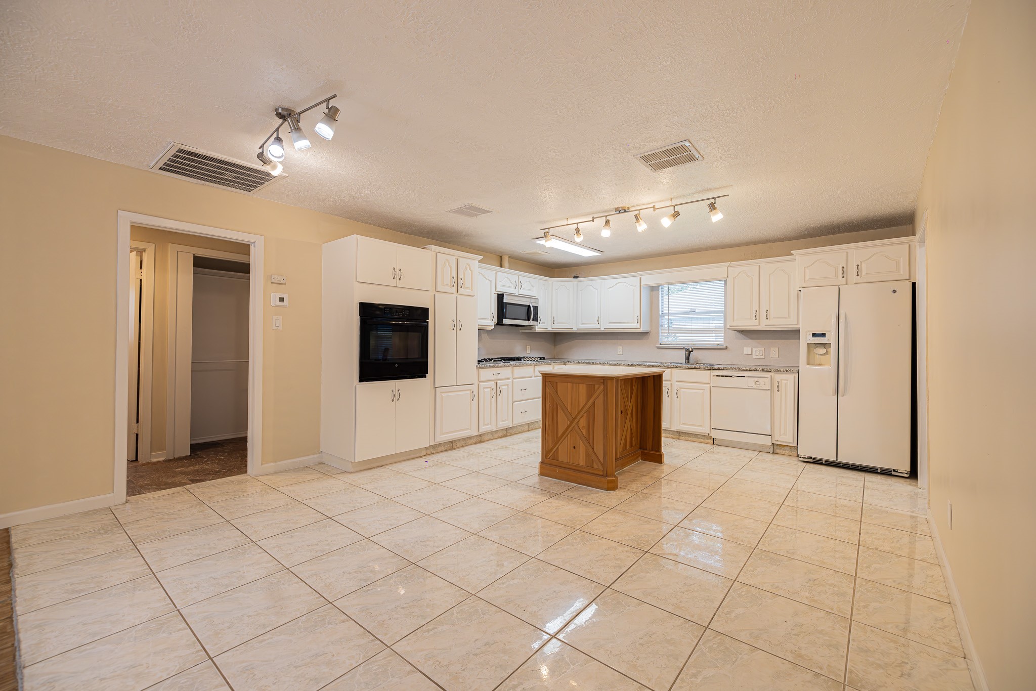 4113 Edison Street B Property Photo 1