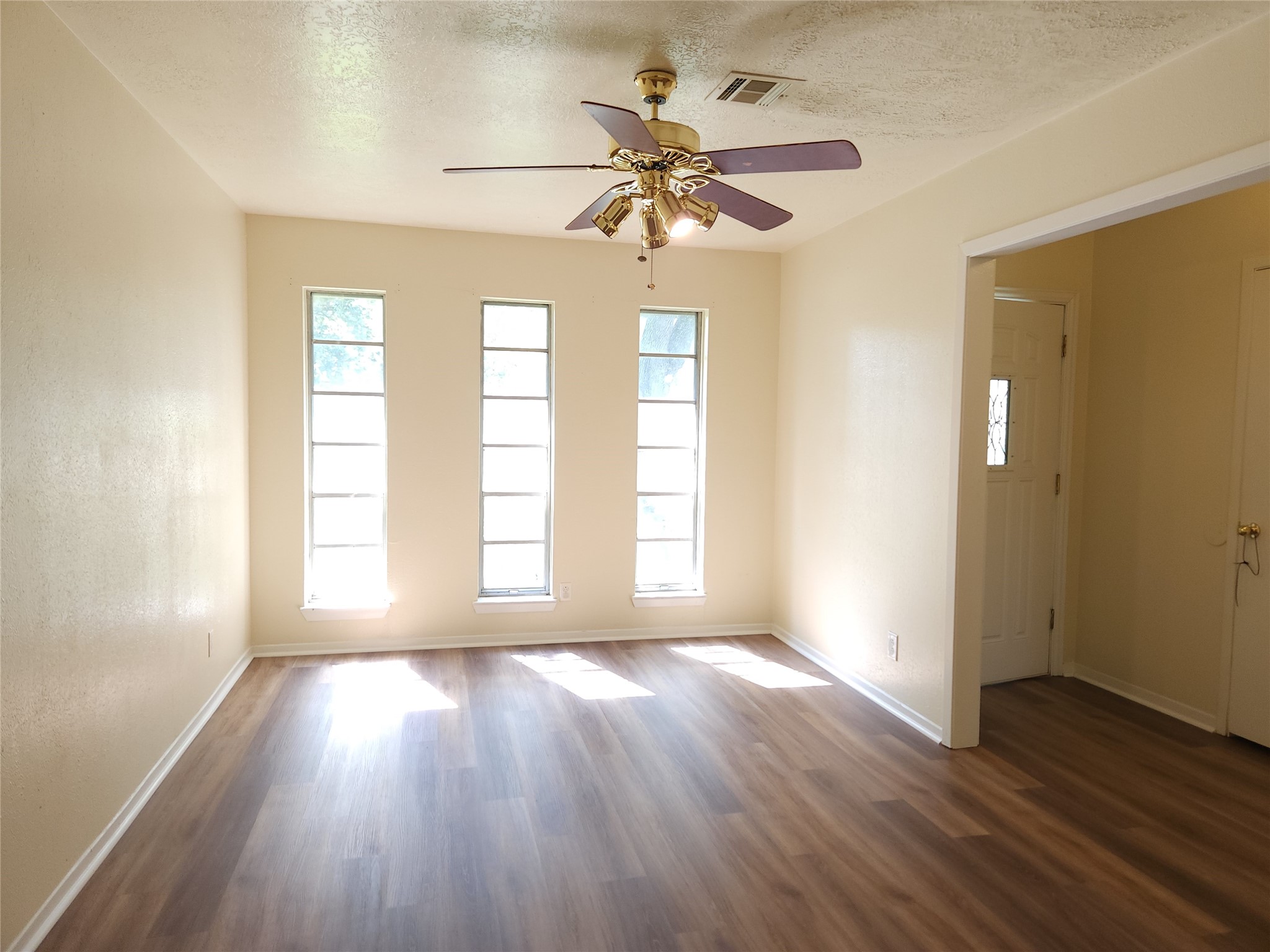 5322 Royal Oak Drive Property Photo 3
