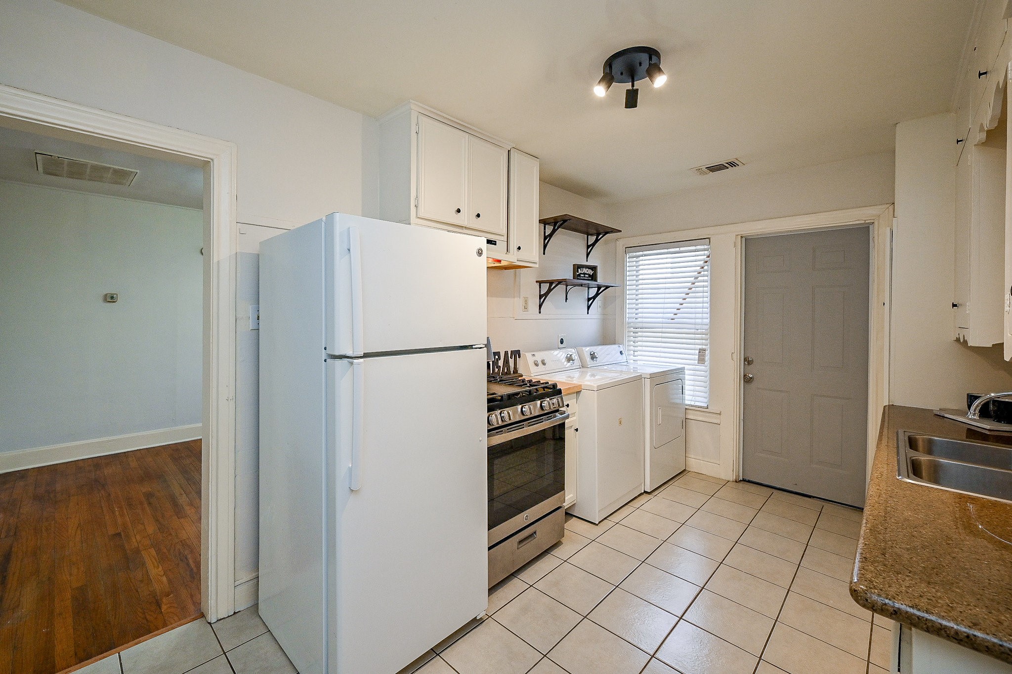 1804 1/2 Summer Street Property Photo 7