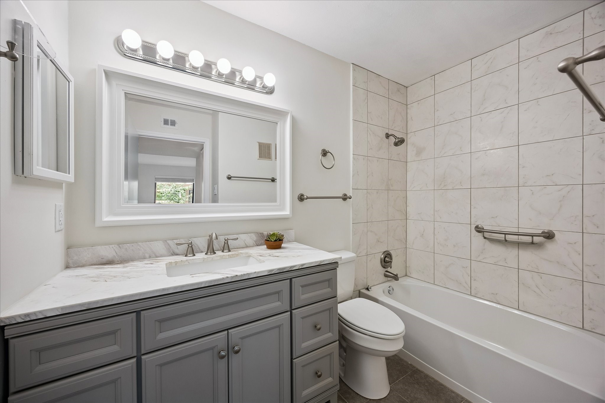 1601 S Shepherd Drive 280 Property Photo 6