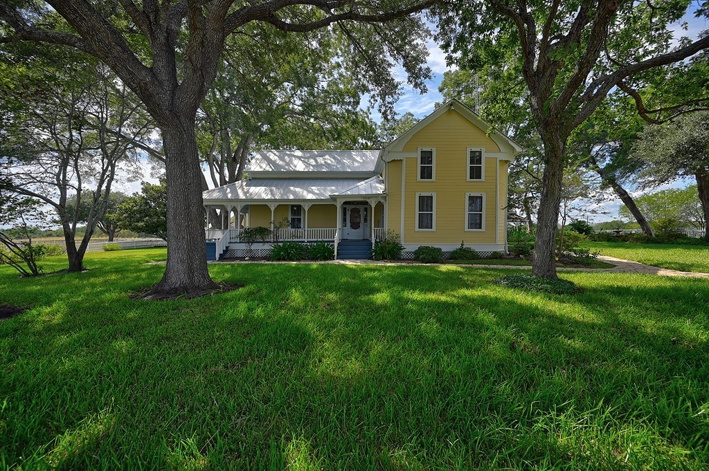 10398 Adamcik Road Property Photo 3
