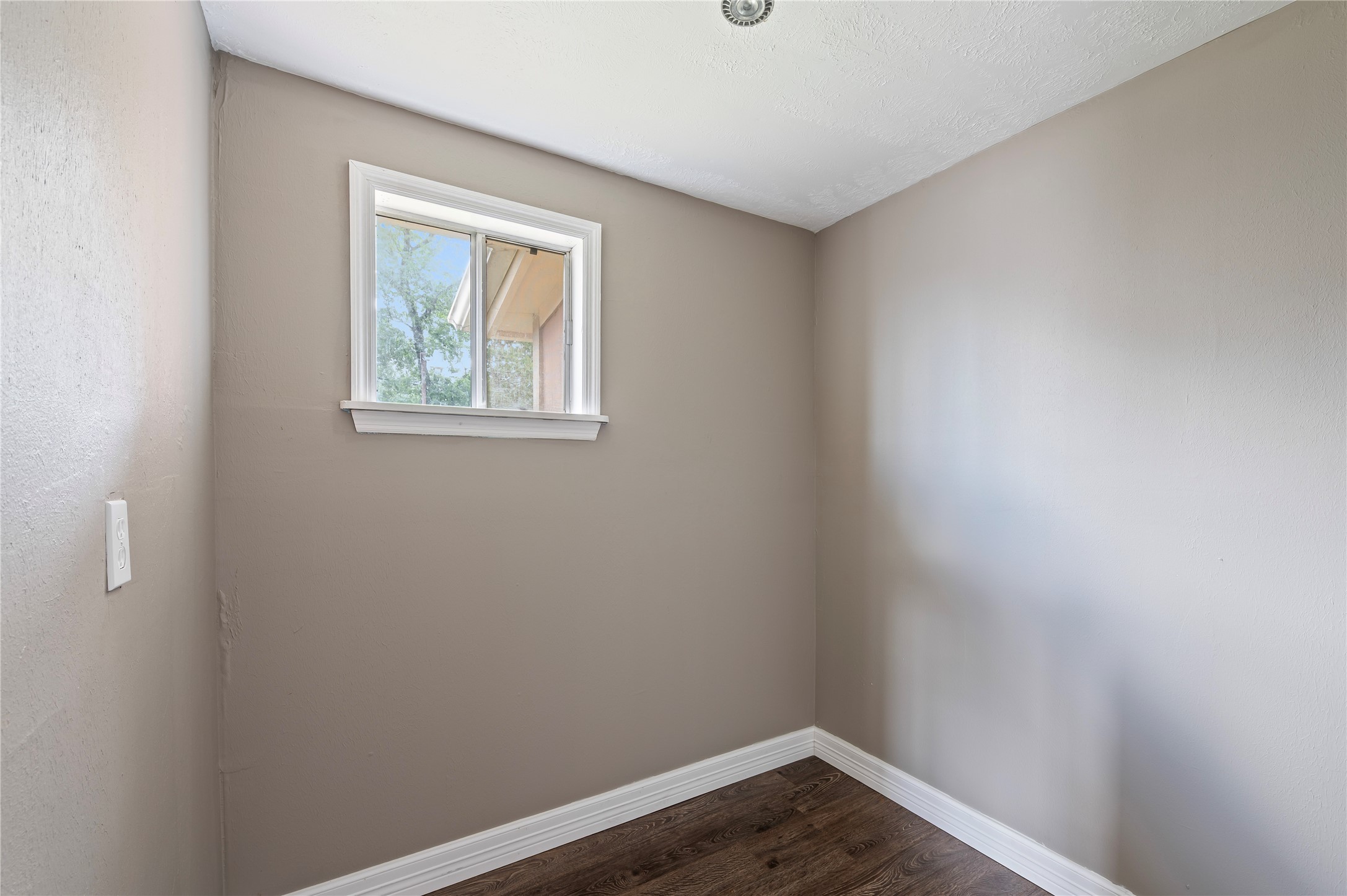 718 E Belmont Street Property Photo 24