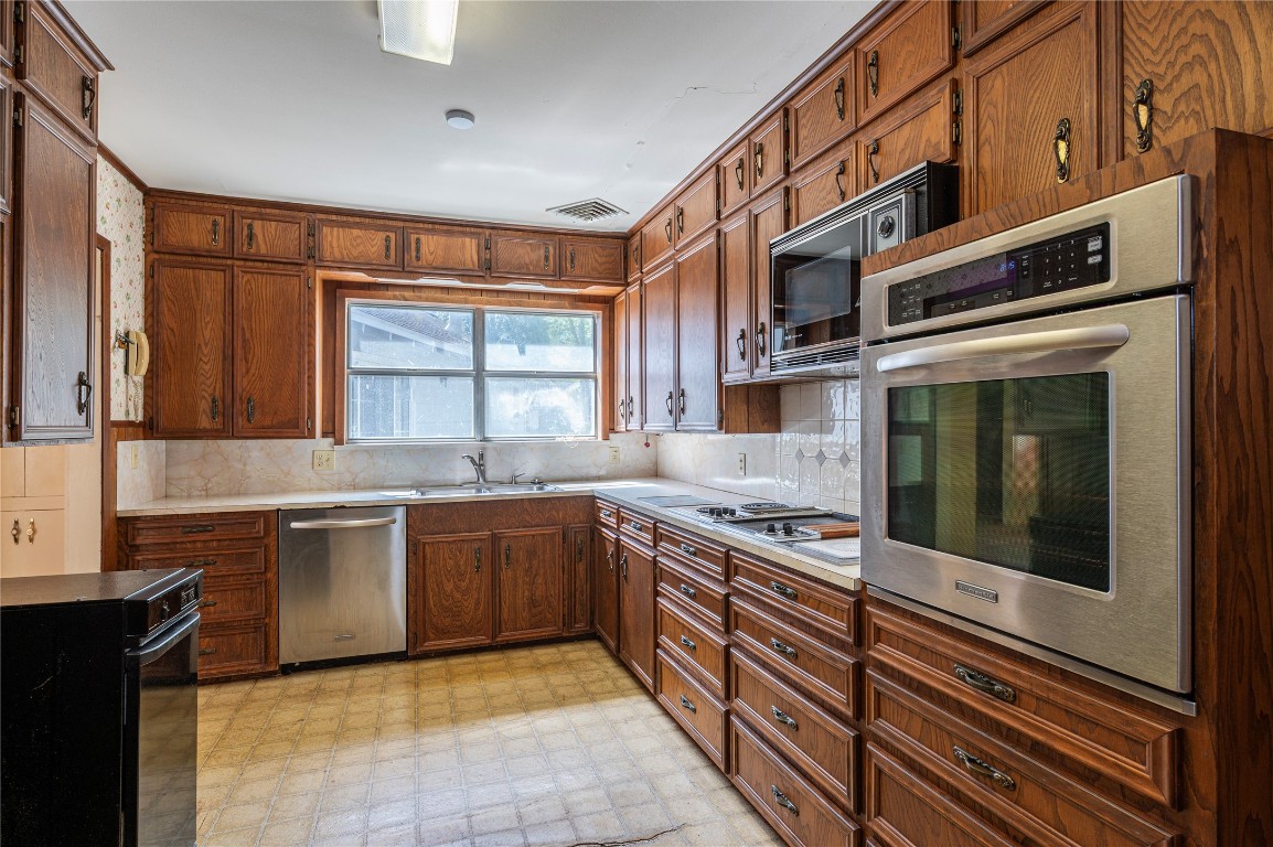 418 E Strand Street Property Photo 5