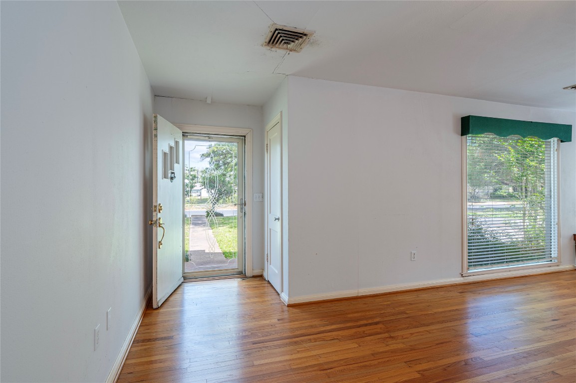 418 E Strand Street Property Photo 8