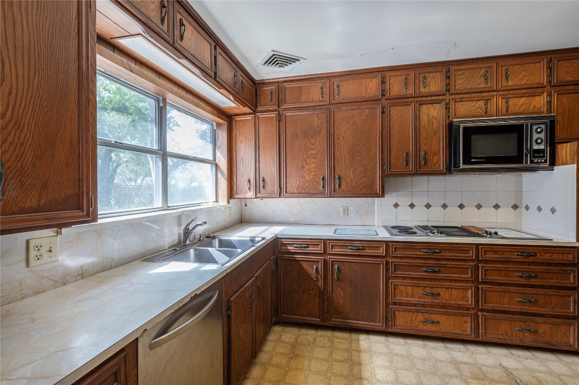 418 E Strand Street Property Photo 15