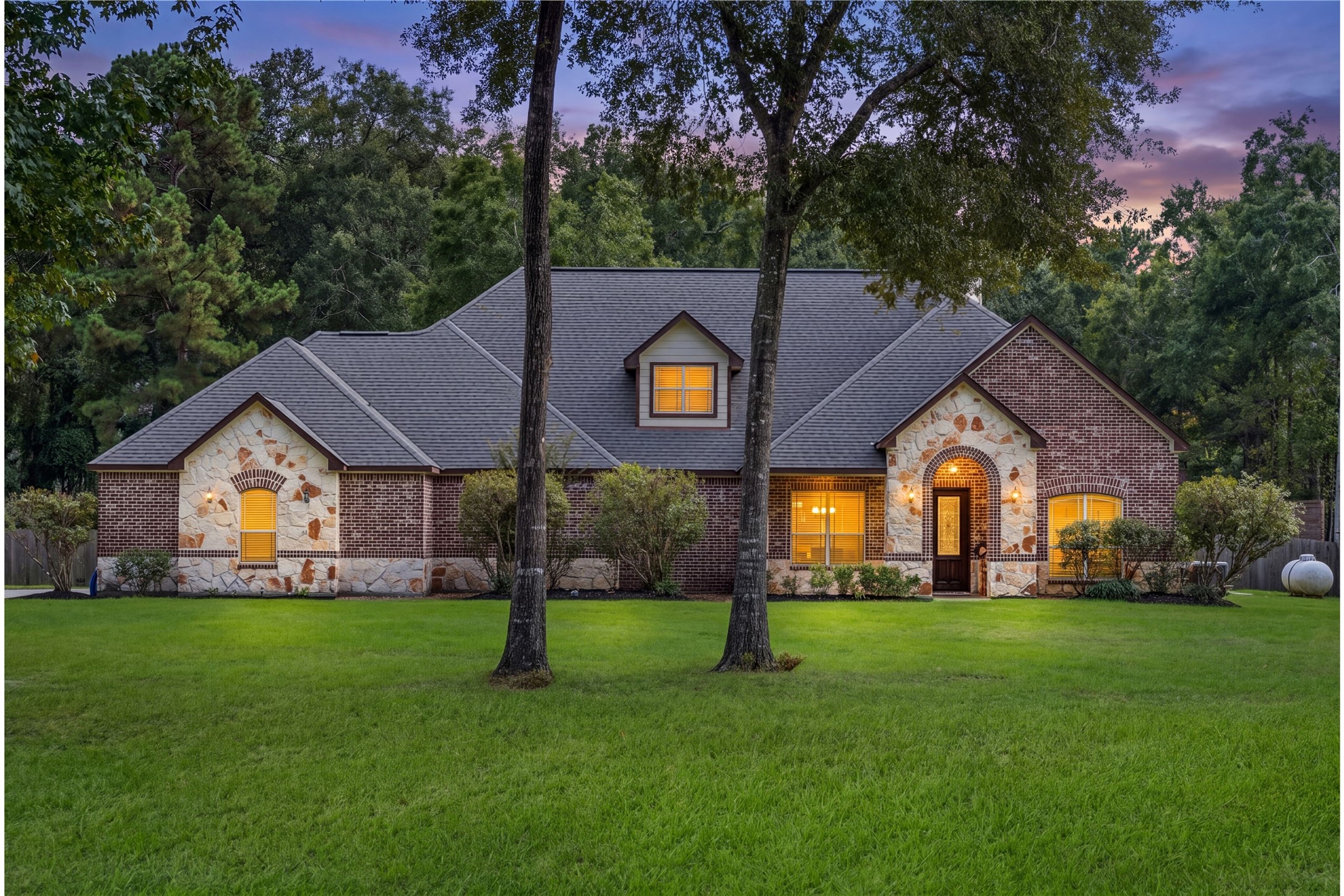 818 Commons Lake Edge Drive Property Photo 1