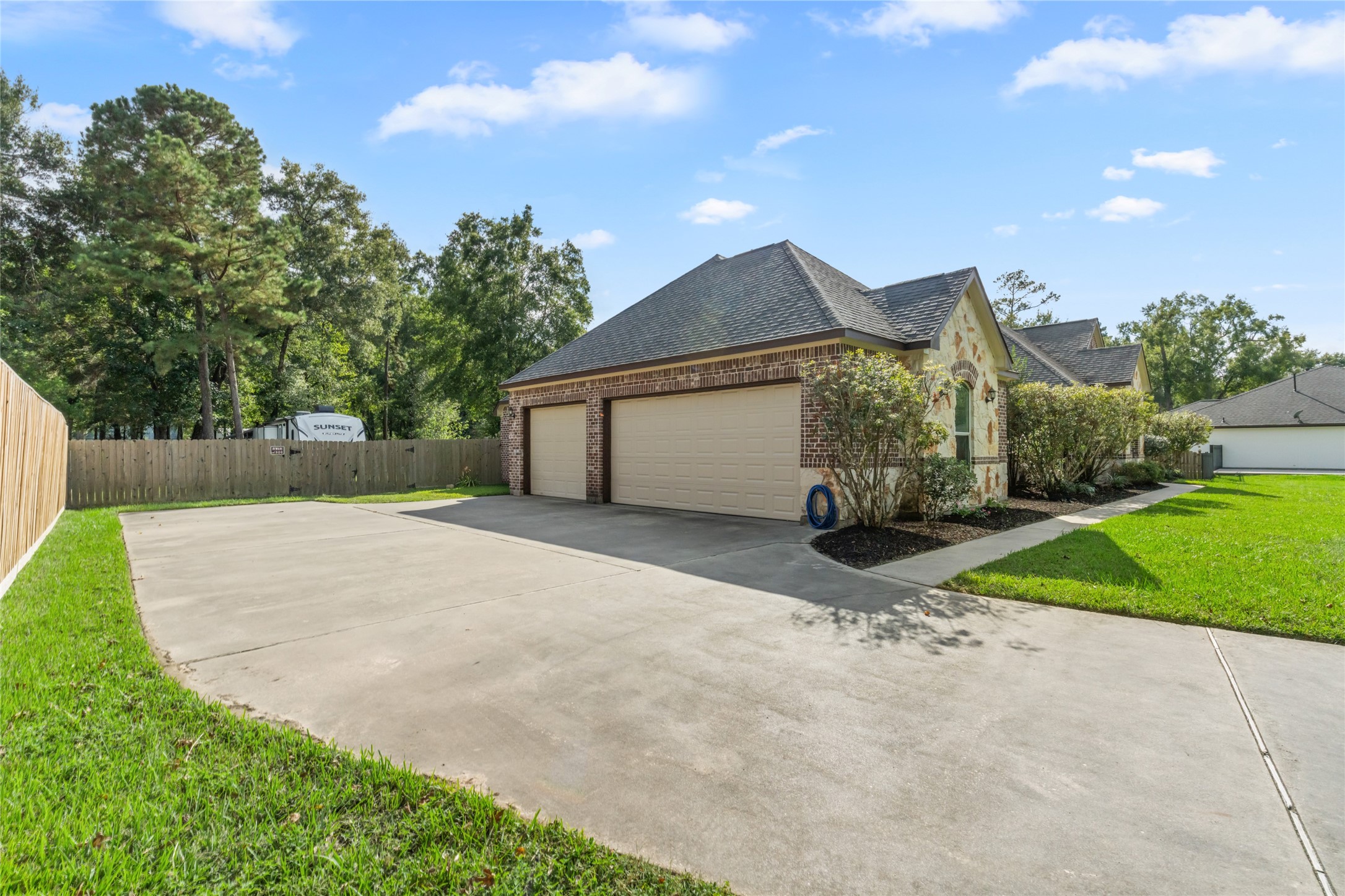 818 Commons Lake Edge Drive Property Photo 8
