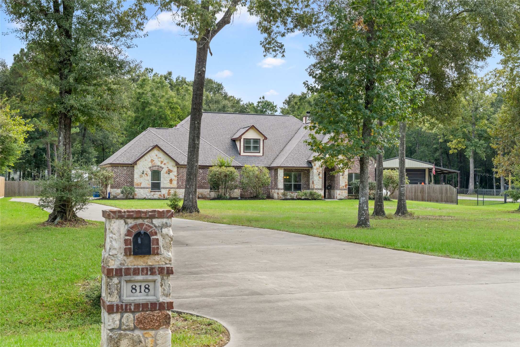 818 Commons Lake Edge Drive Property Photo 11